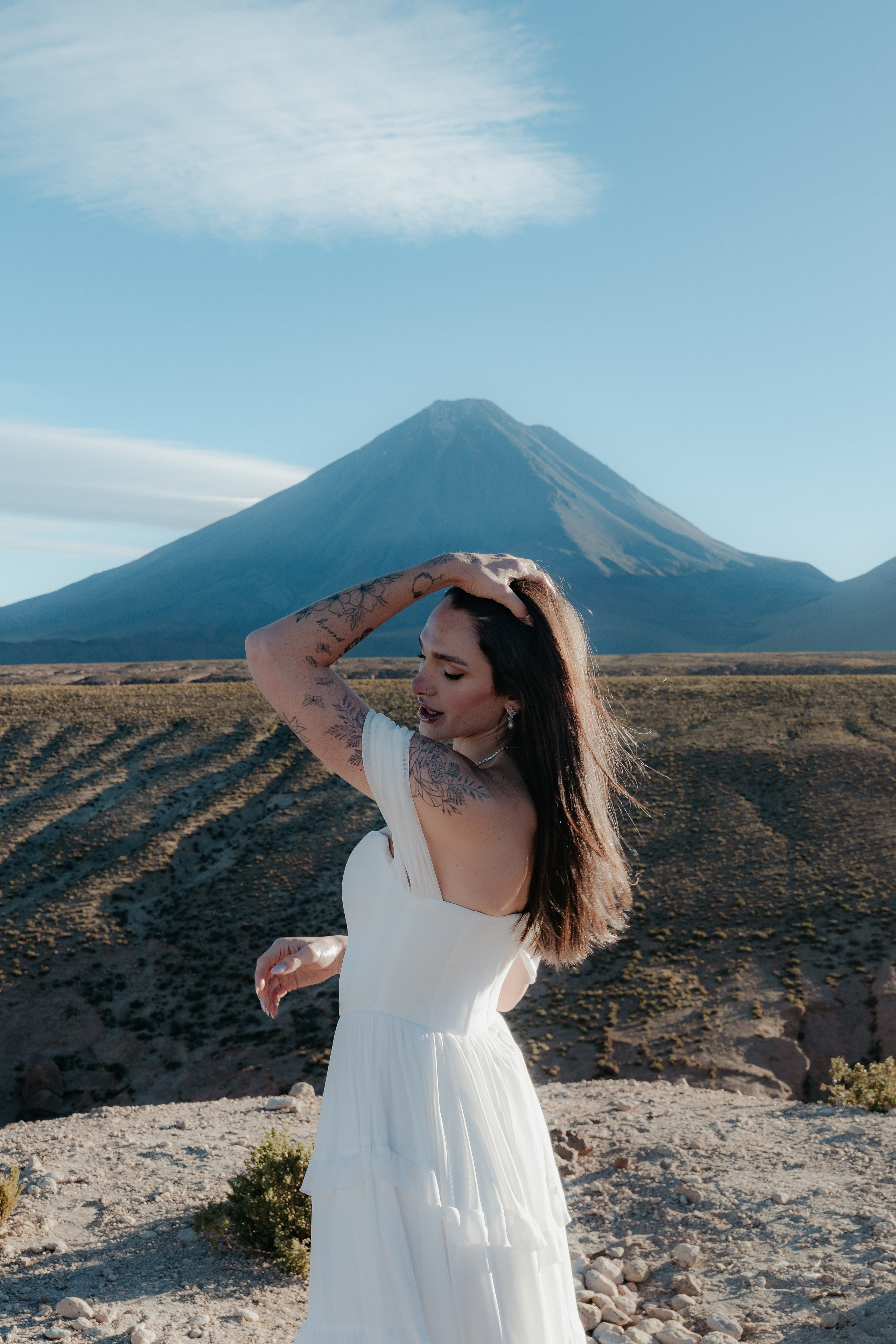 Pre-wedding no mirante do vulcão Licancabur. Photographer in San Pedro de Atacama