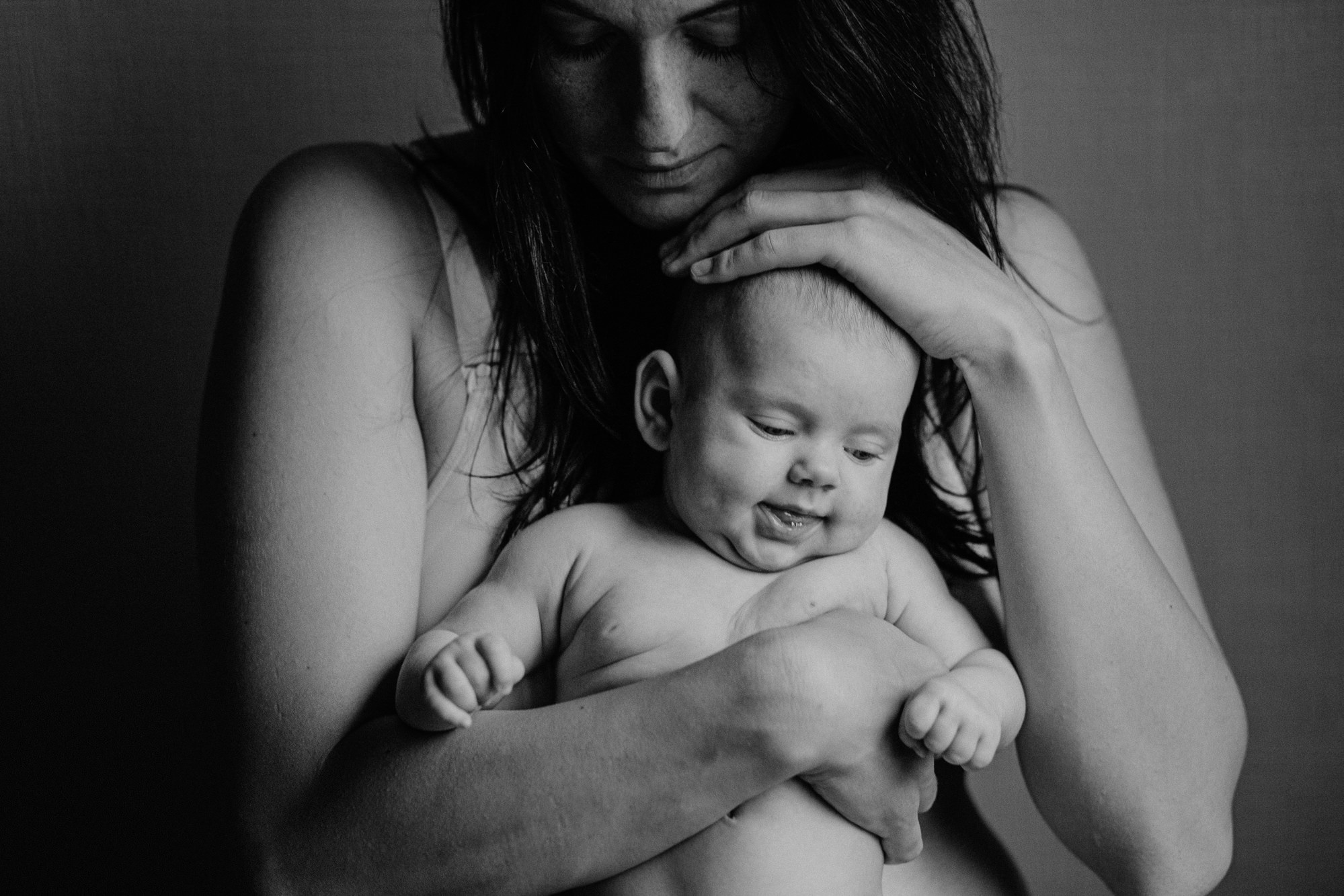 Jaundzimušā fotosesija mājās mammas