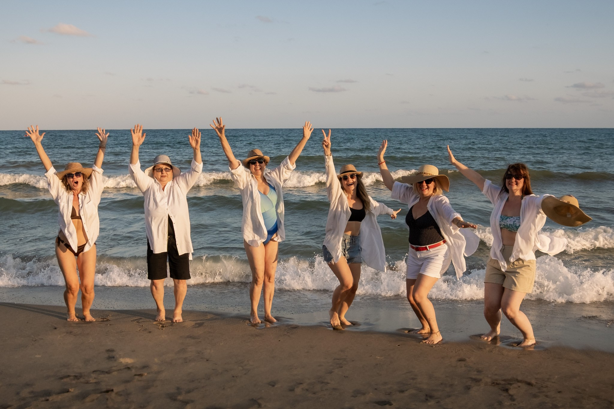 Sesión de amigas en la playa. Fotografía profesional en Calafell - Elena Medvedeva