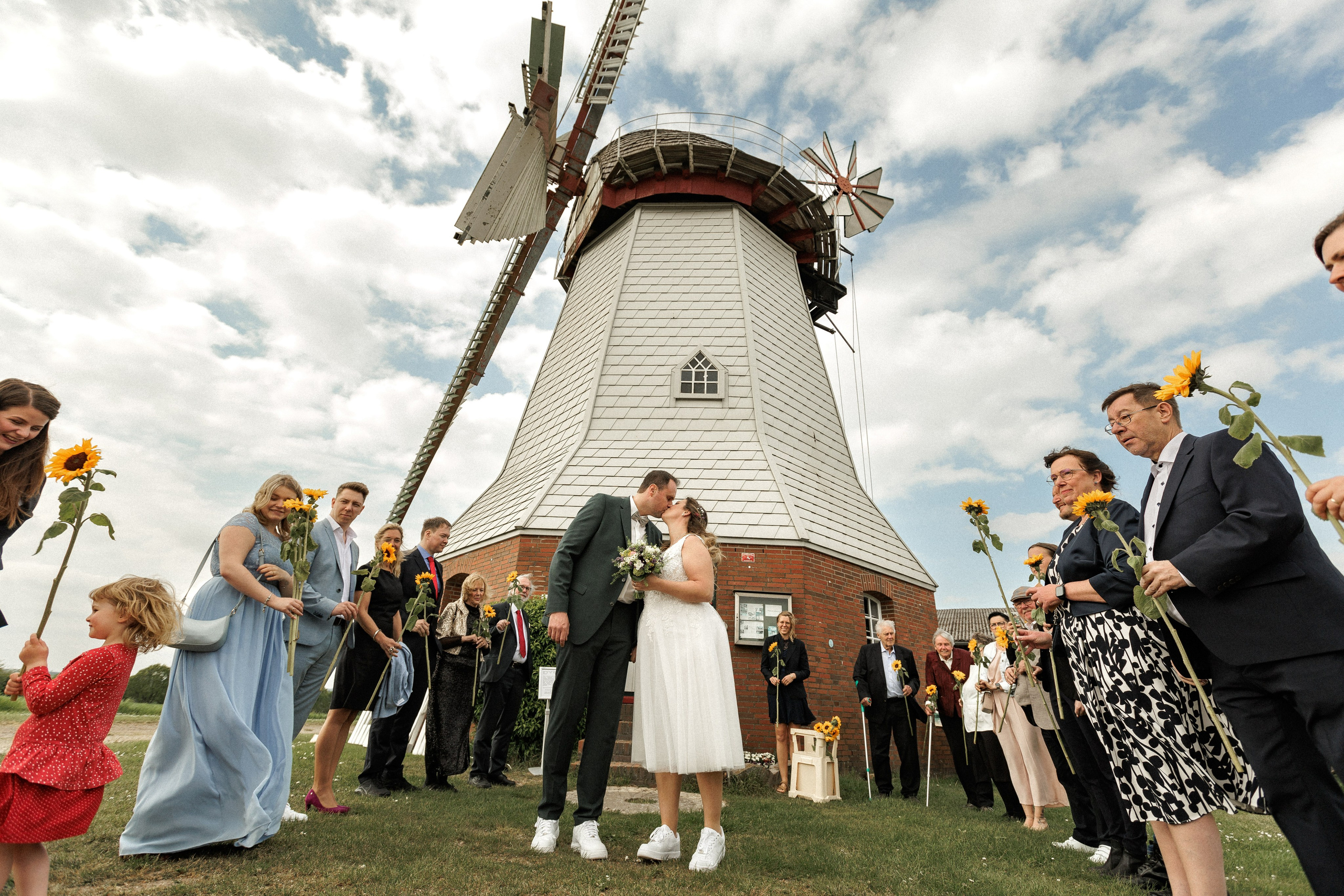 Hochzeitsfotografie an der Windmühle Eyendorf | Historische Romantik in Niedersachsen. Hochzeitsfotograf und Hochzeitsvideograf aus Hamburg | Roka21Film