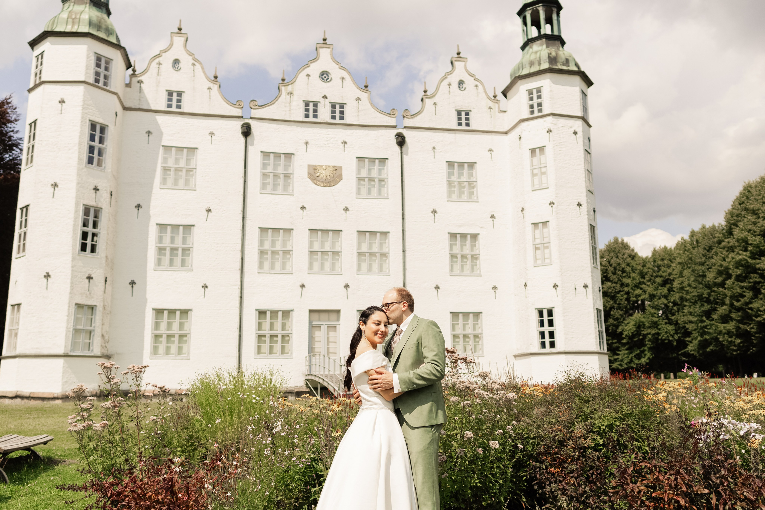 Hochzeitsfotografie im Schloss Ahrensburg | Zeitlose Eleganz in Schleswig-Holsteins Gärten. Hochzeitsfotograf und Hochzeitsvideograf aus Hamburg | Roka21Film
