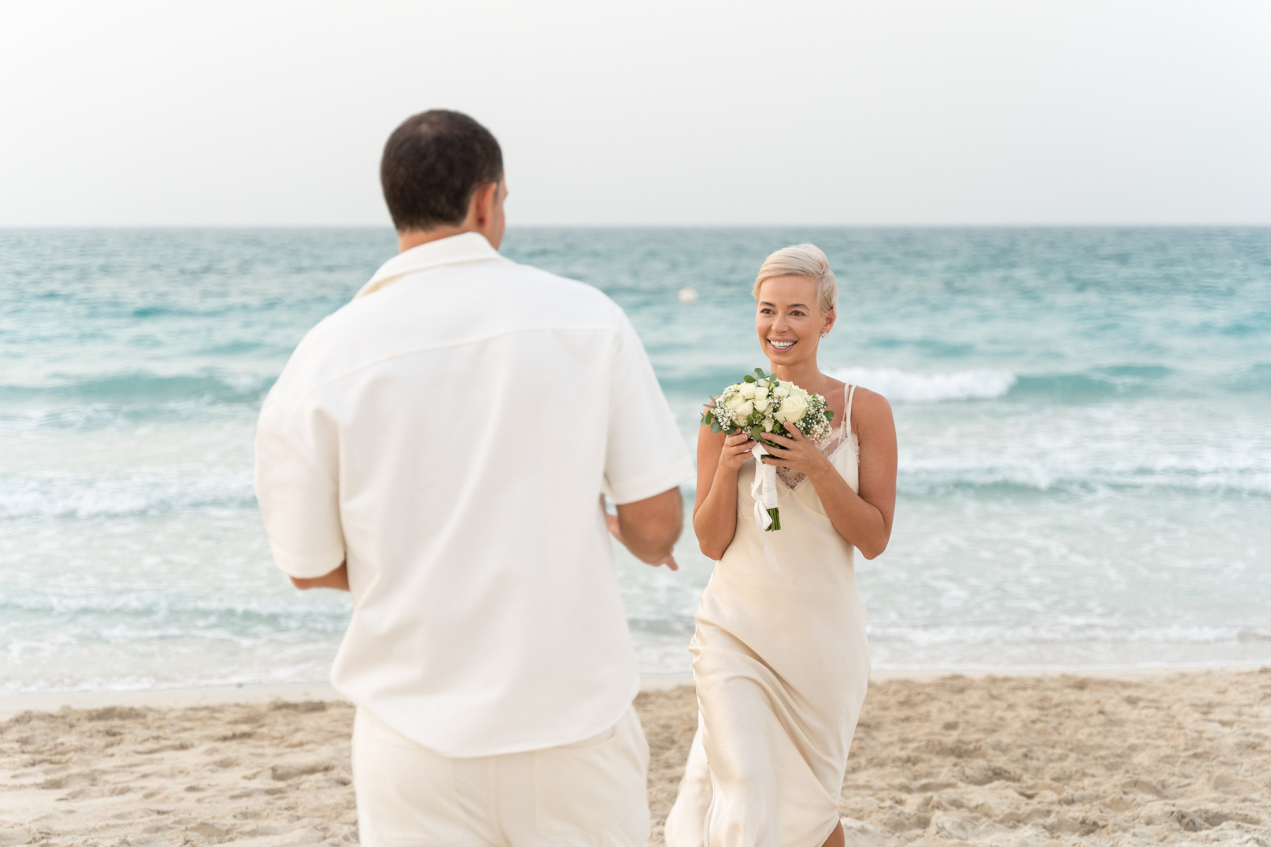 Предсвадебная фотосессия на пляже. Фотограф в Абу Даби Марина