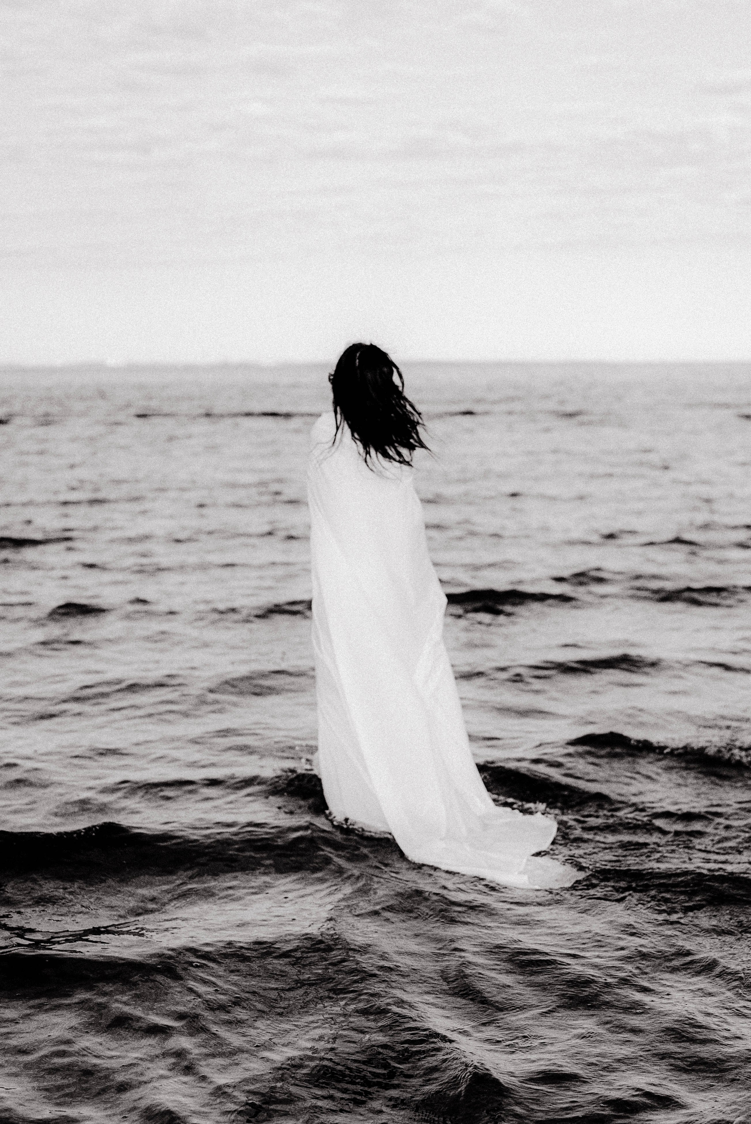 Bed in water. Videographer and photographer in New York // MAKAROV.VIDEO