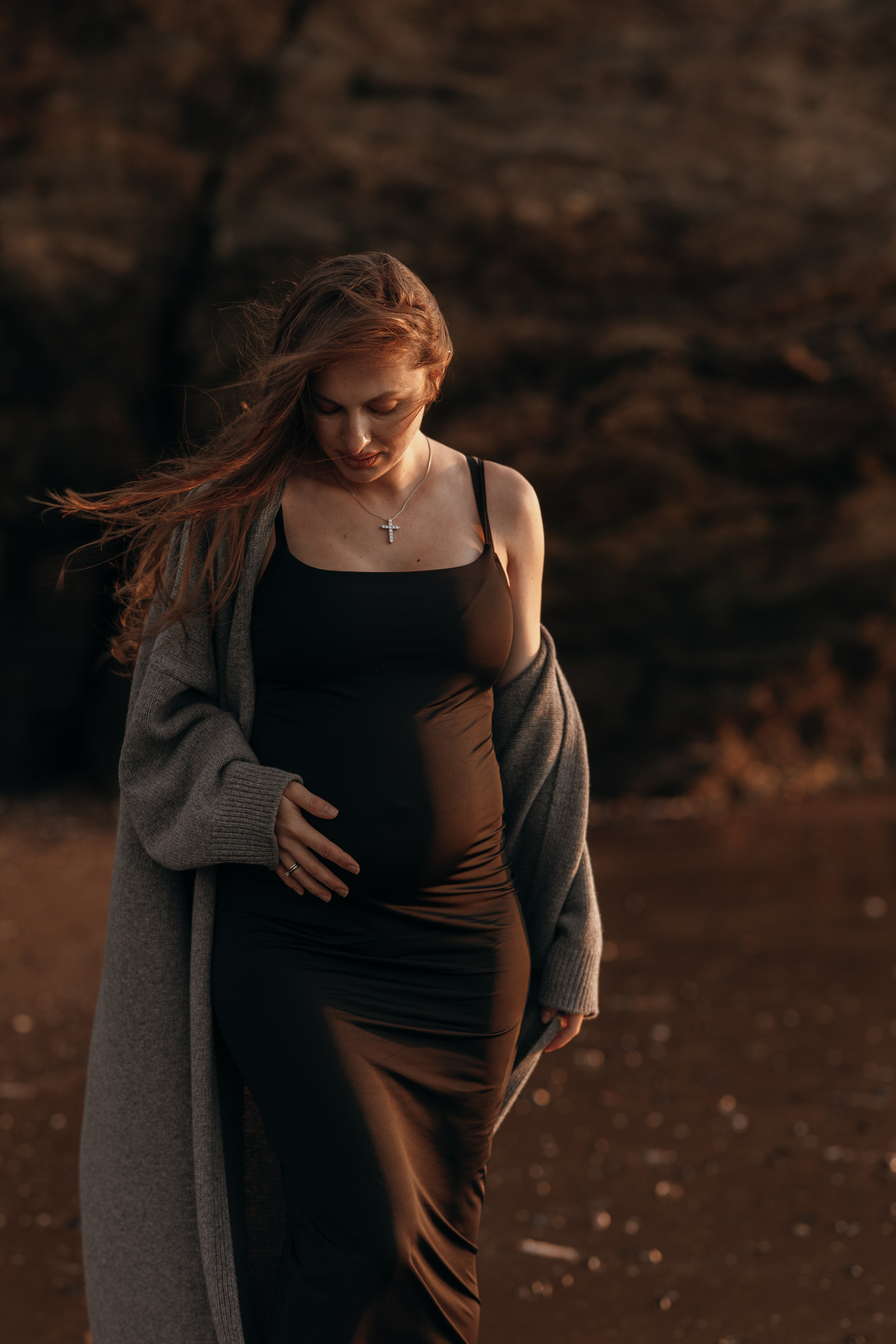 Sunset maternity photoshoot. Annah Louwagie — Lifestyle photographer for couples, families & brands | France & worldwide