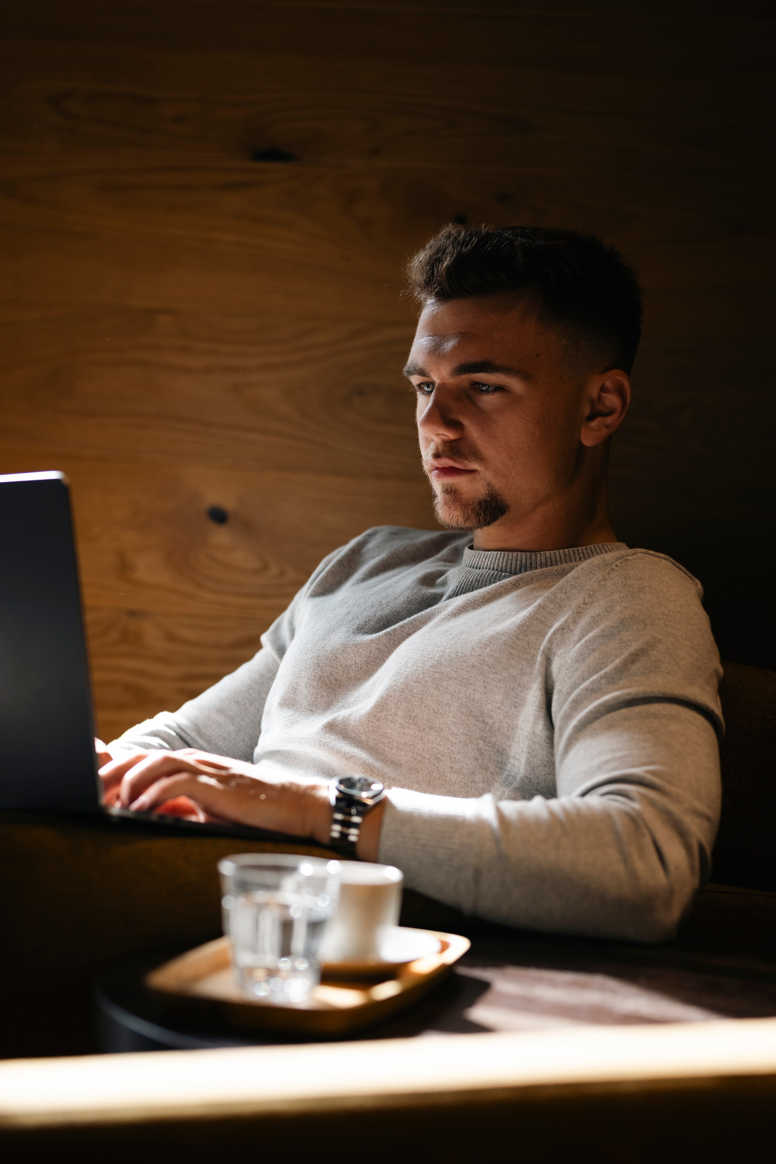 Mens portrait photography. Dana Lišková — Empatická fotografka | Introspektivní umělkyně | Neurodivergentní koučka| Zakladatelka Artepy.cz