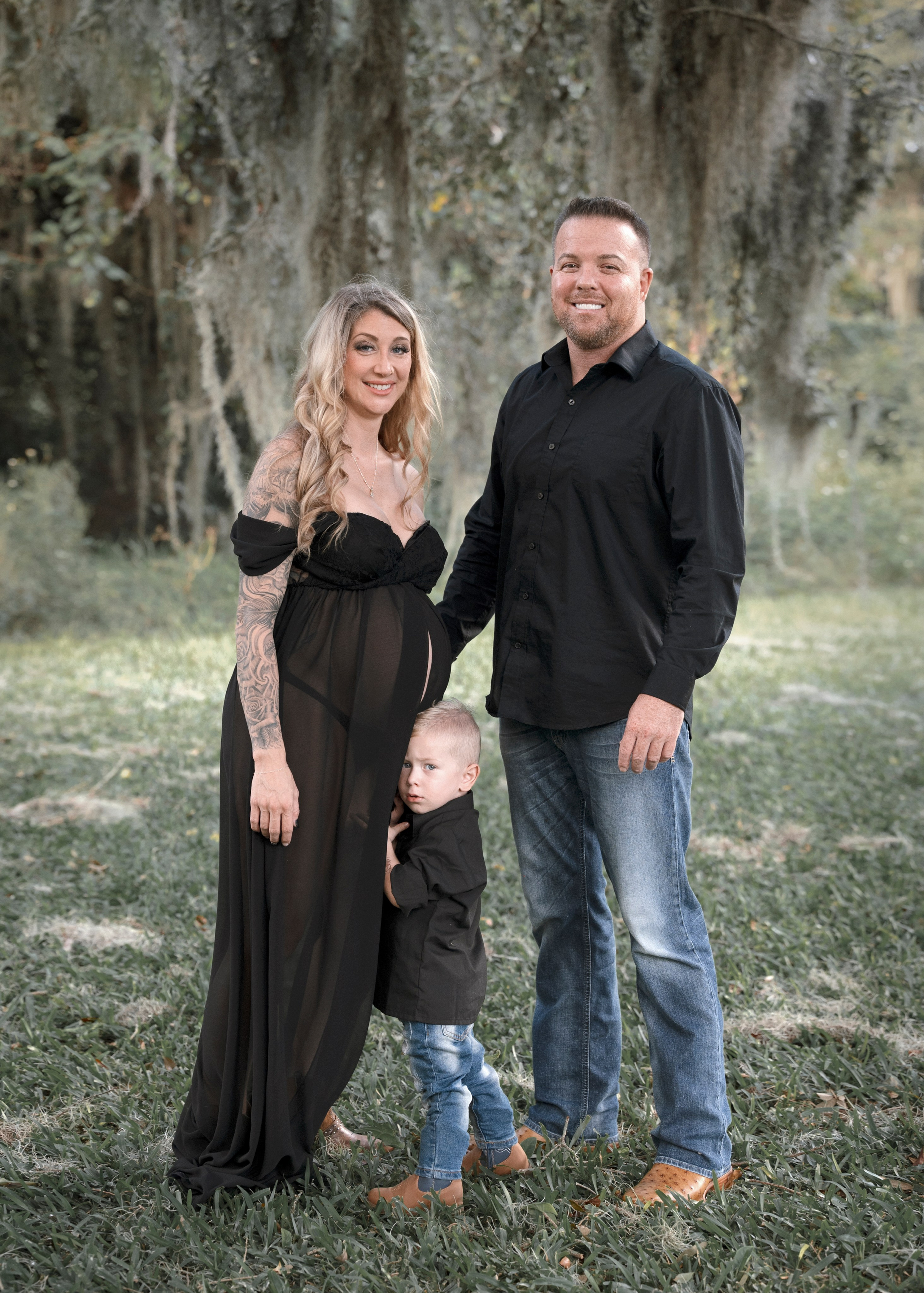 Maternity session outside. Portrait, kids and family photographer in Wesley Chapel Alina Alice Osipova
