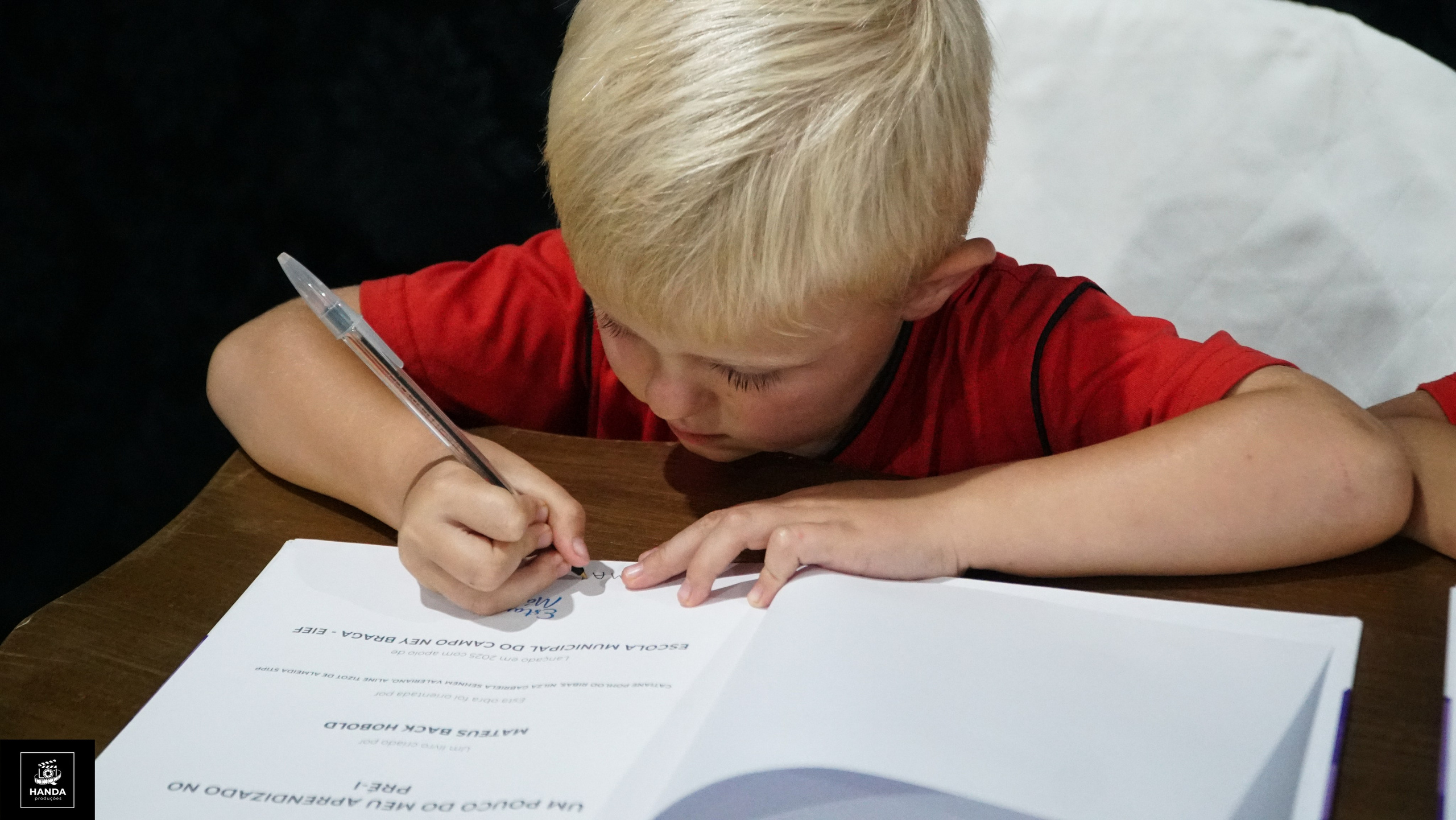 Noite autógrafos colégio Aurélio Buarque de Holanda. Handa Produções