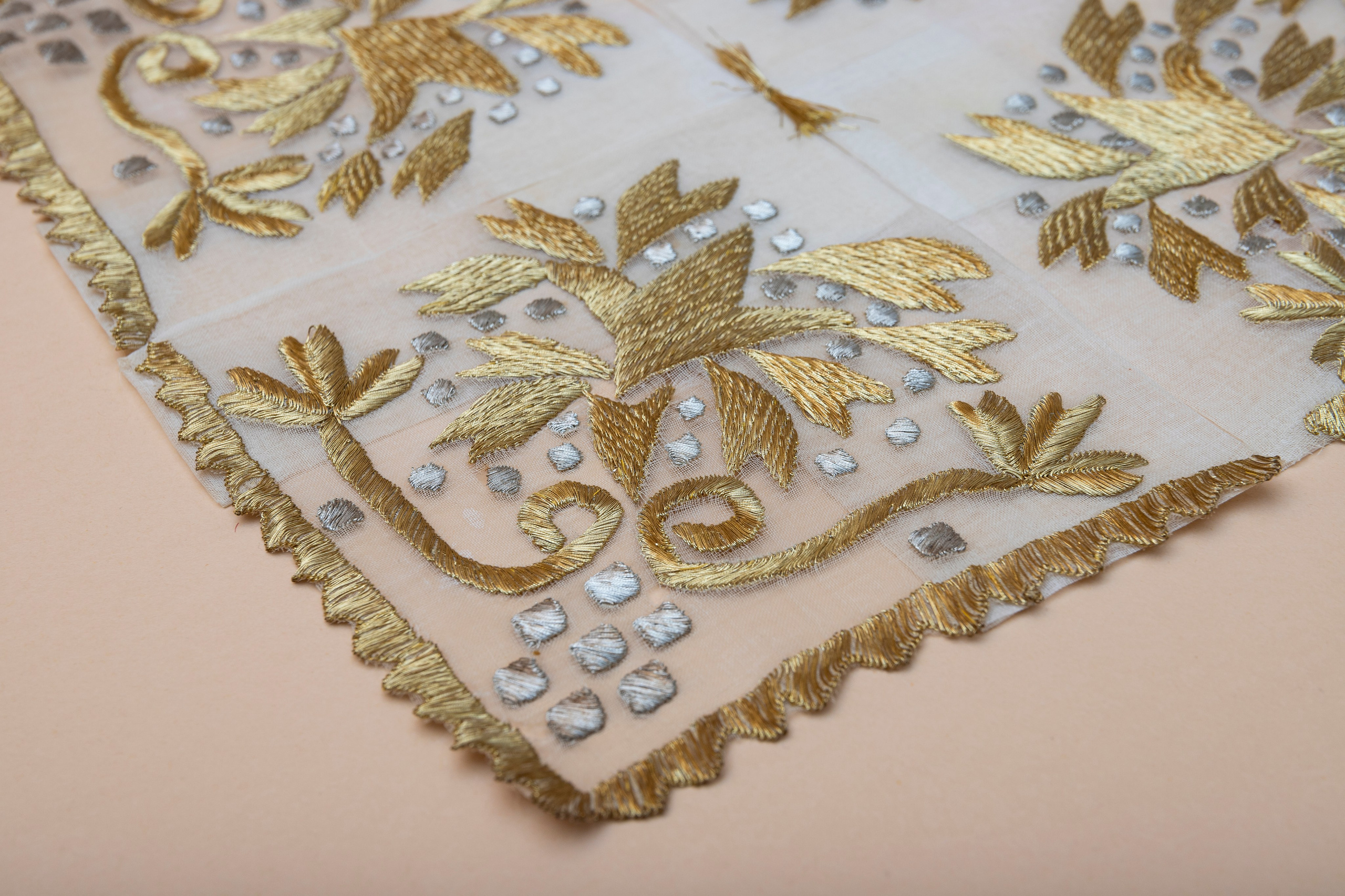 Umjetnička fotografija kulturne baštine – detalj starog kamena i teksture zidaArhitektura stare čaršije – tradicionalni motivi u modernom okviruUmjetnički prikaz spomenika – svjetlo, sjenka i simbolika prostoraFotografija kulturnog objekta – spoj historije i savremene estetikeCrno-bijeli prikaz baštine – kontrast i struktura arhitektonskih elemenataArt fotografija – interpretacija naslijeđa kroz kreativno svjetlo i kompozicijuUmjetnička fotografija arhitekture – spoj baštine i savremenog izrazaHeritage photography by Namir Čomaga – vizualna priča o kulturi i tradiciji