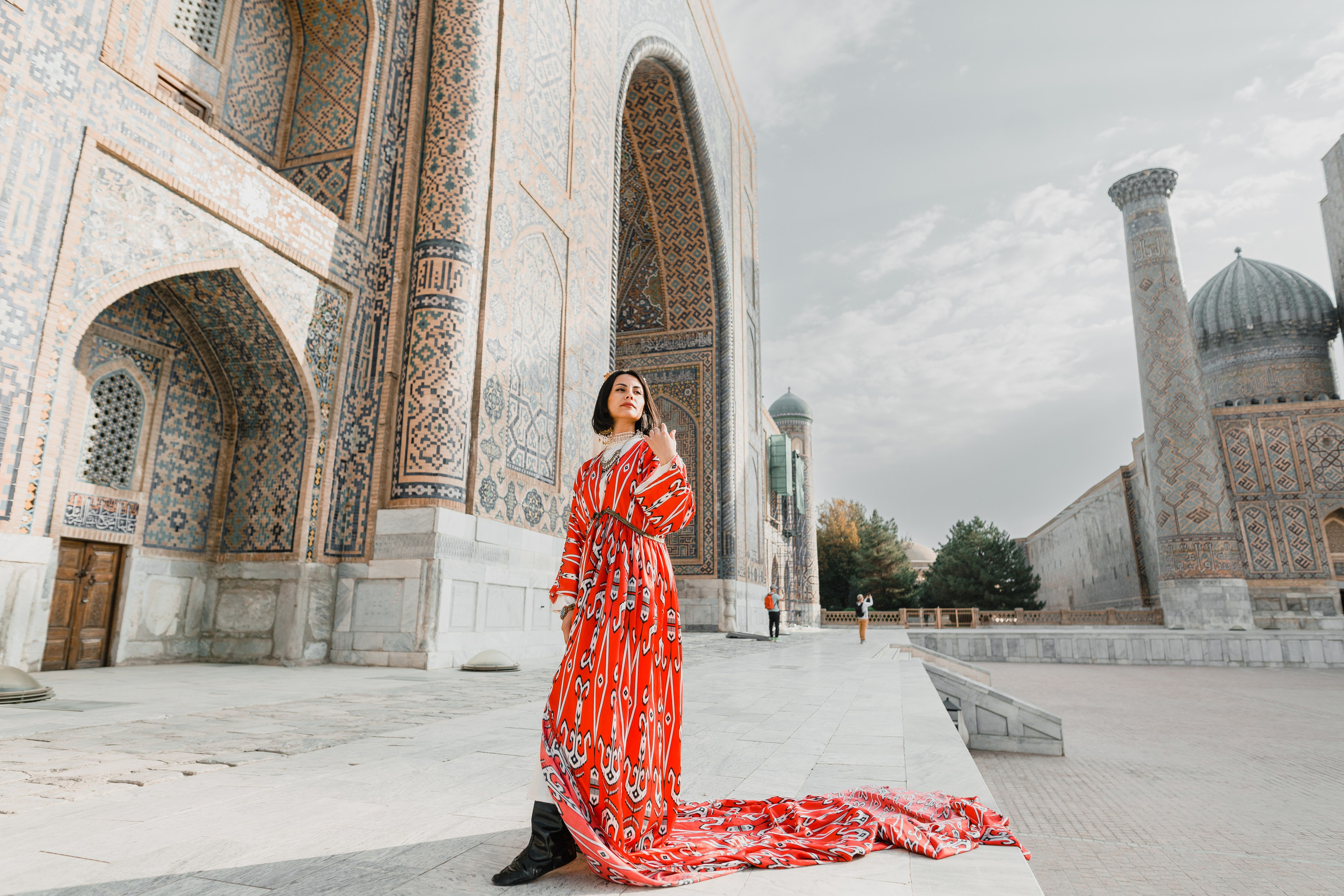 Красное длинное платье. Фотограф в Узбекистане и Самарканде Джасур Марупов