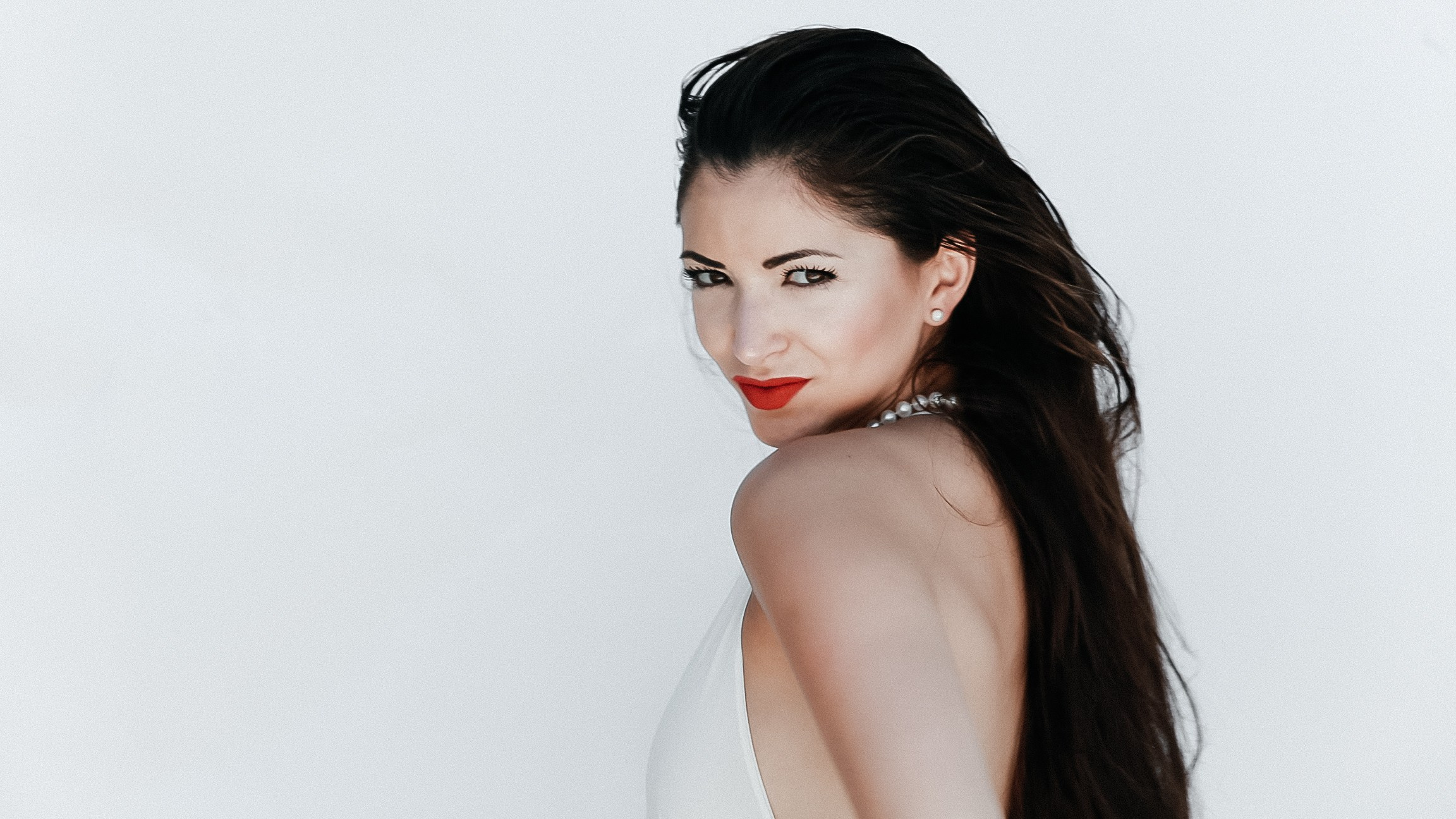 CONTACT. Portrait photographer in Europe. Aurora Balear in Balearic Islands, woman portrait photographer. Work in Spain