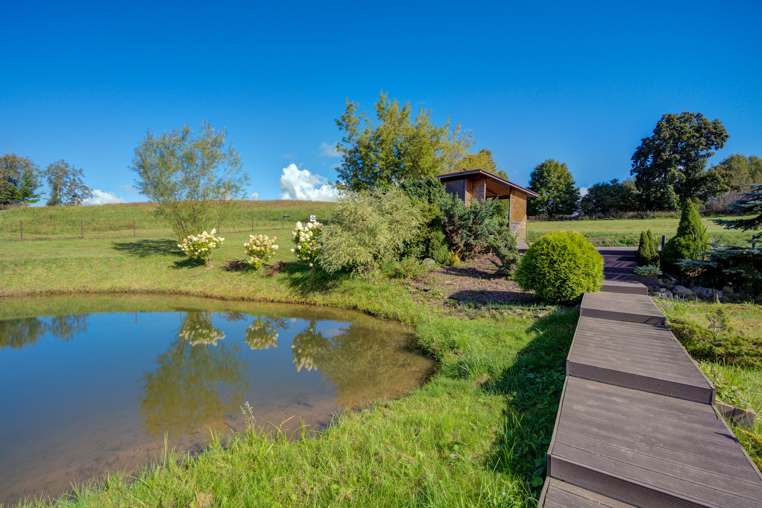 Sadyba Vinliaus r. prie ežero. Elina Sapiega fotografė Vilniuje