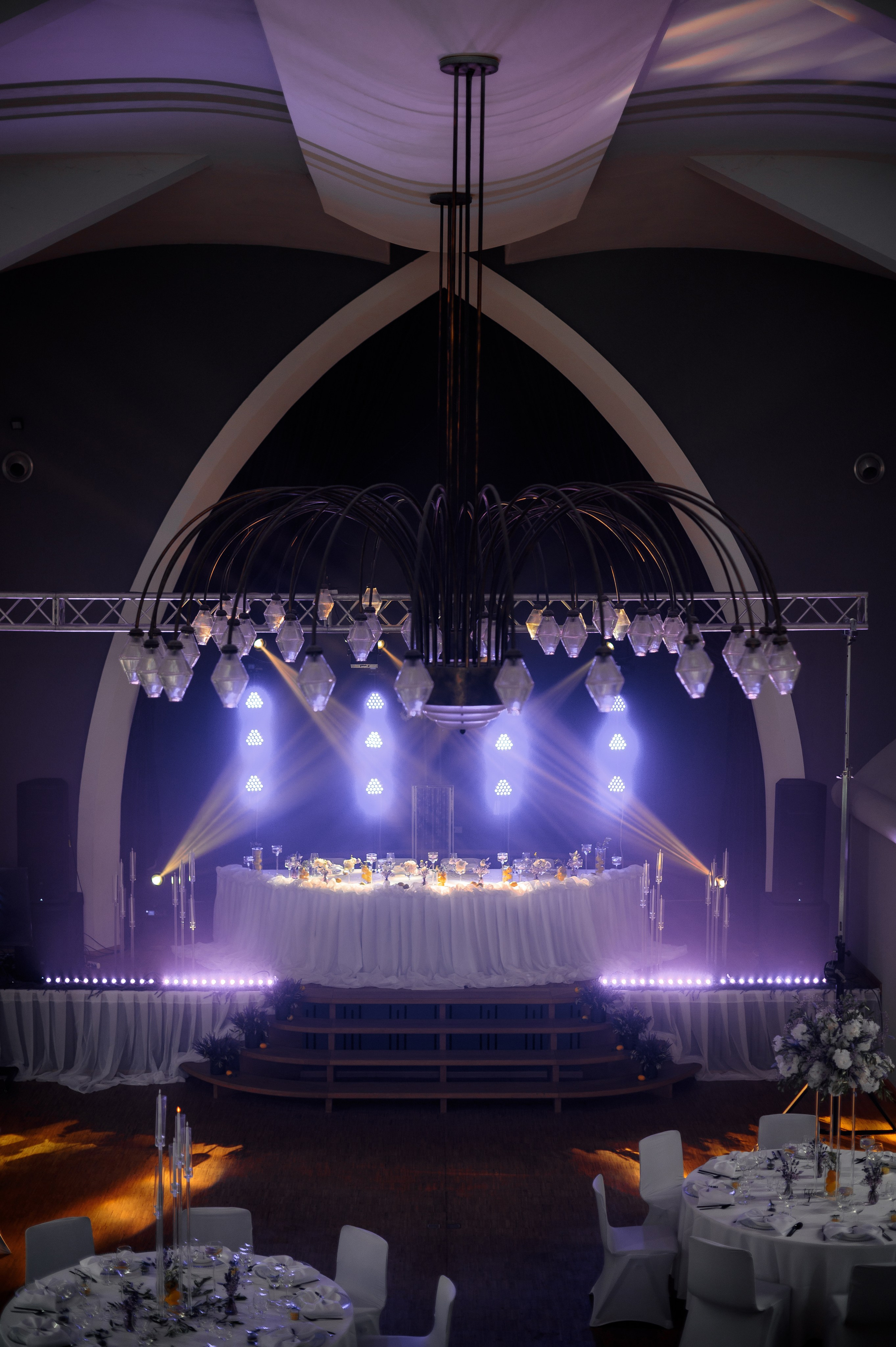 Festsaal mit Bühne und Beleuchtung für die Hochzeitsfeier