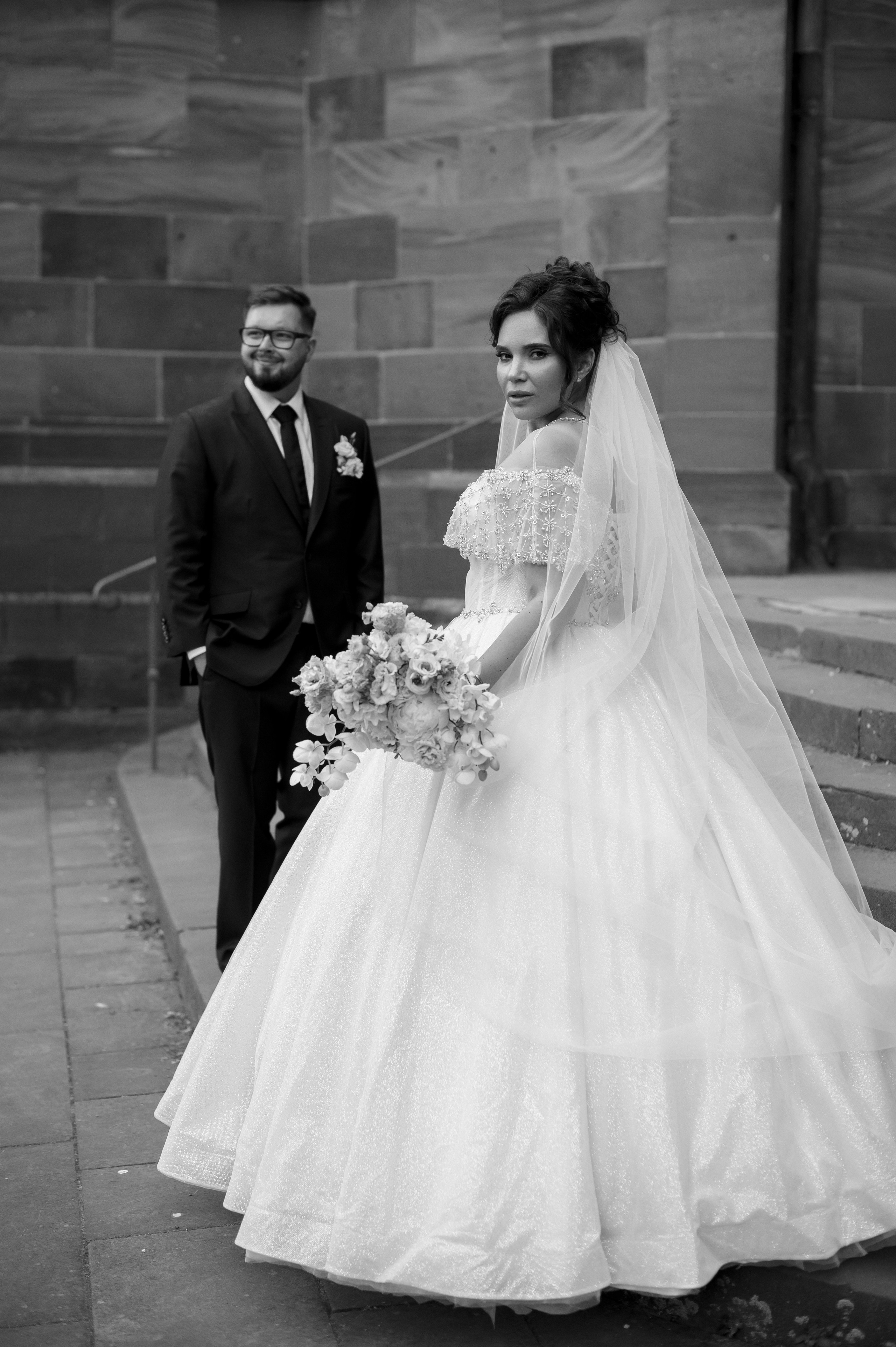Hochzeitsporträt von Brautpaar am Dom in Schwarz-Weiß