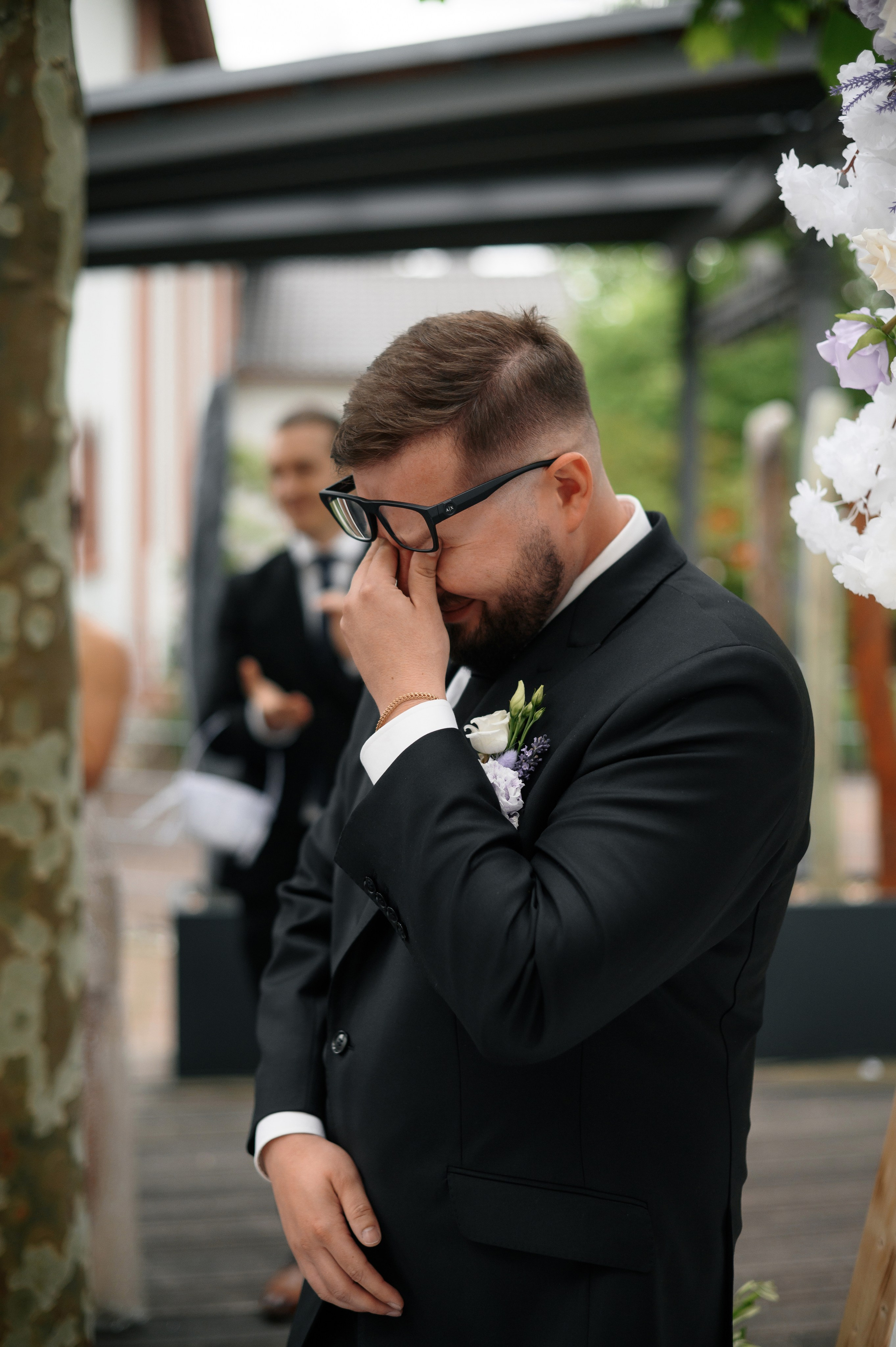 Bräutigam wischt sich bei der Trauung eine Träne aus dem Gesicht