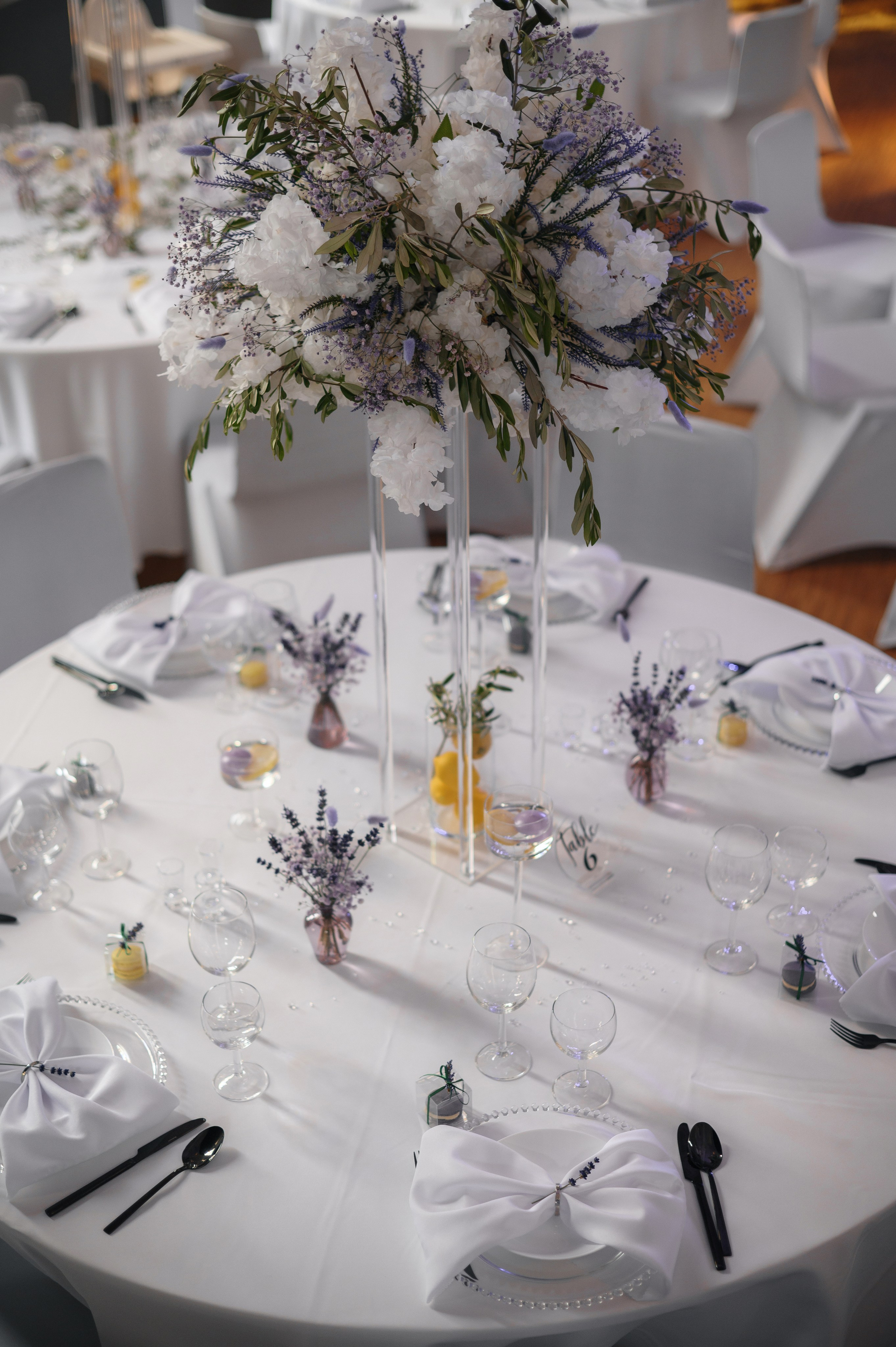 Festlich gedeckter Hochzeitstisch mit weißem Blumenschmuck