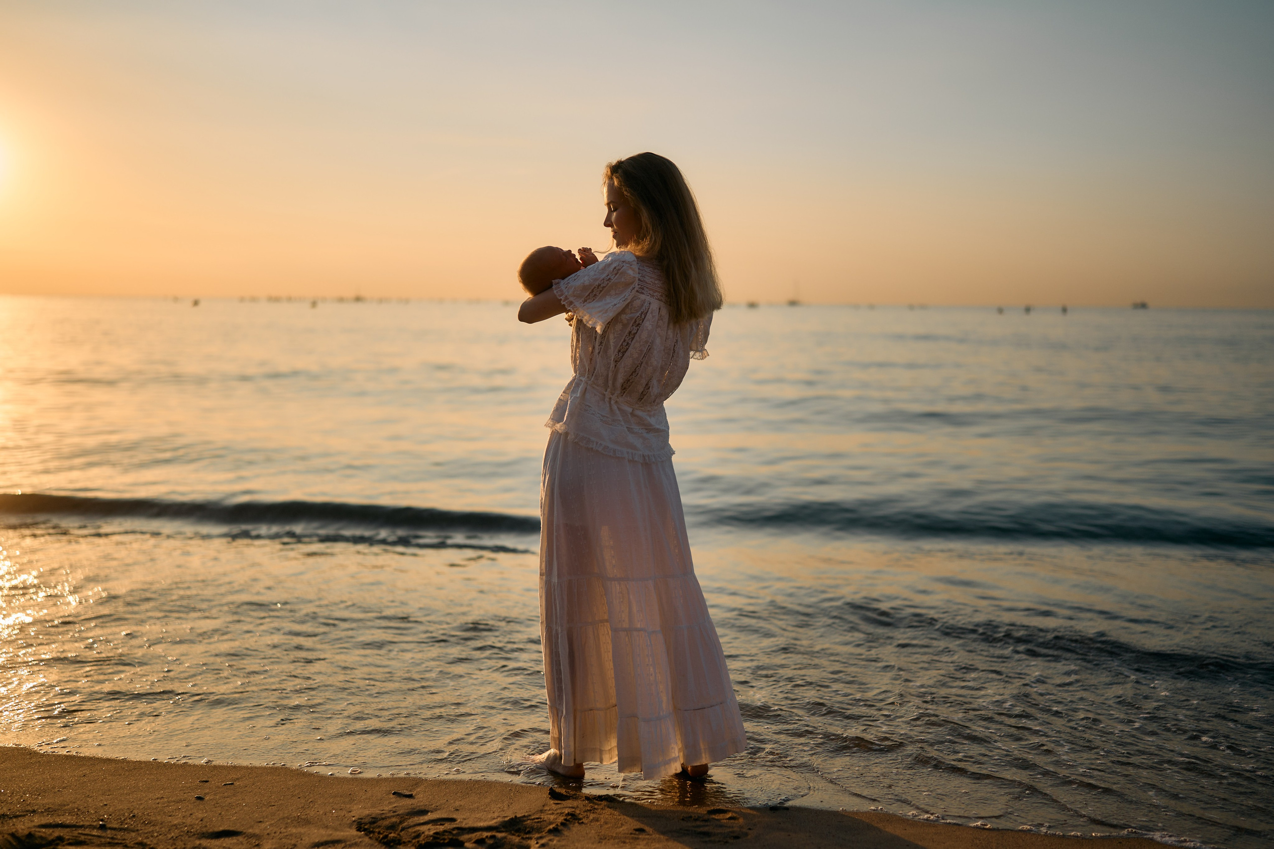 Description of the beach and sea location for a love-story or individual photo shoot in Barcelona, examples of photos. POSTCARD.BCN Photographer Kate in Barcelona. Love-story, family or individual photo shoots