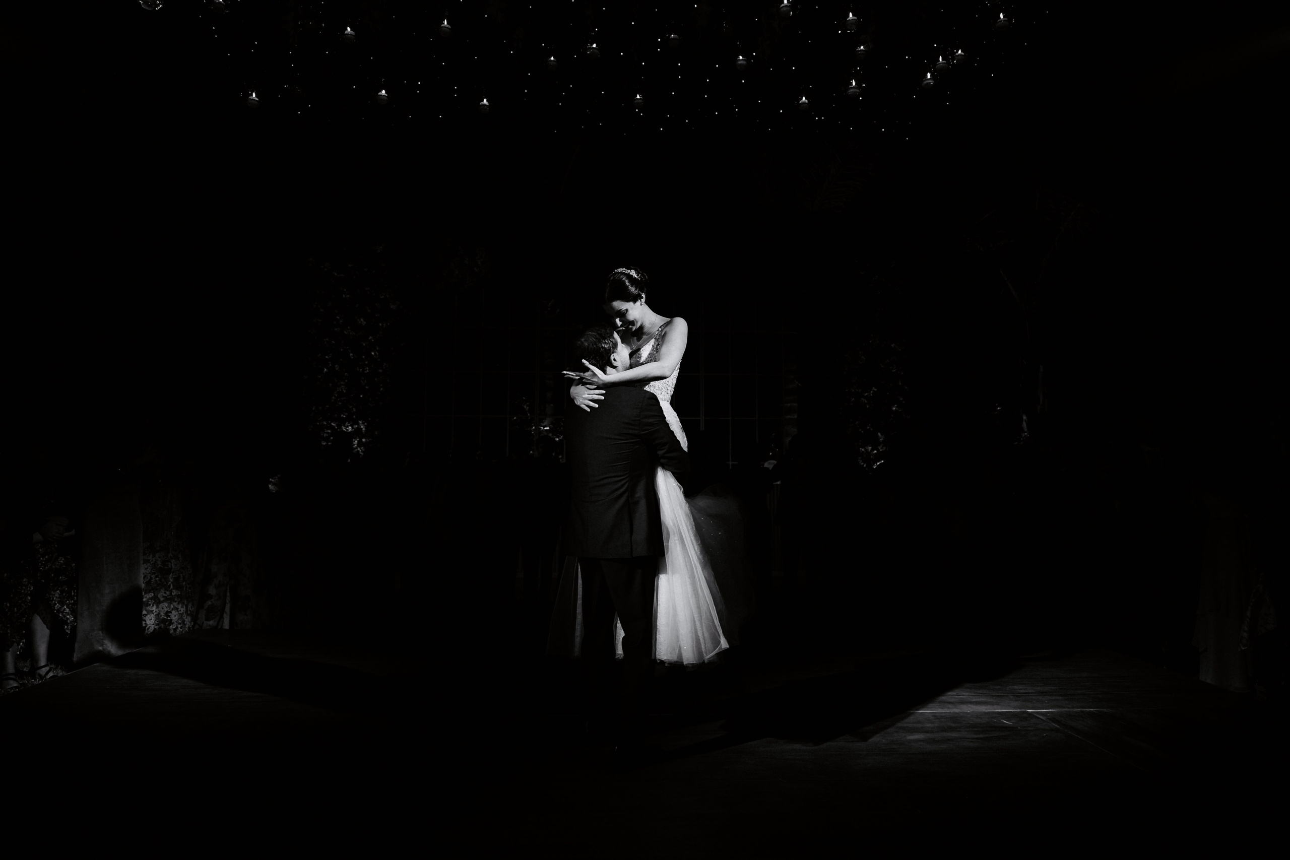 Un vistazo a la fiesta. Fotógrafo de Bodas en Lima | Ronhy Altamirano. Fotografía narrativa y cinematográfica para bodas, quinceañeras y eventos exclusivos