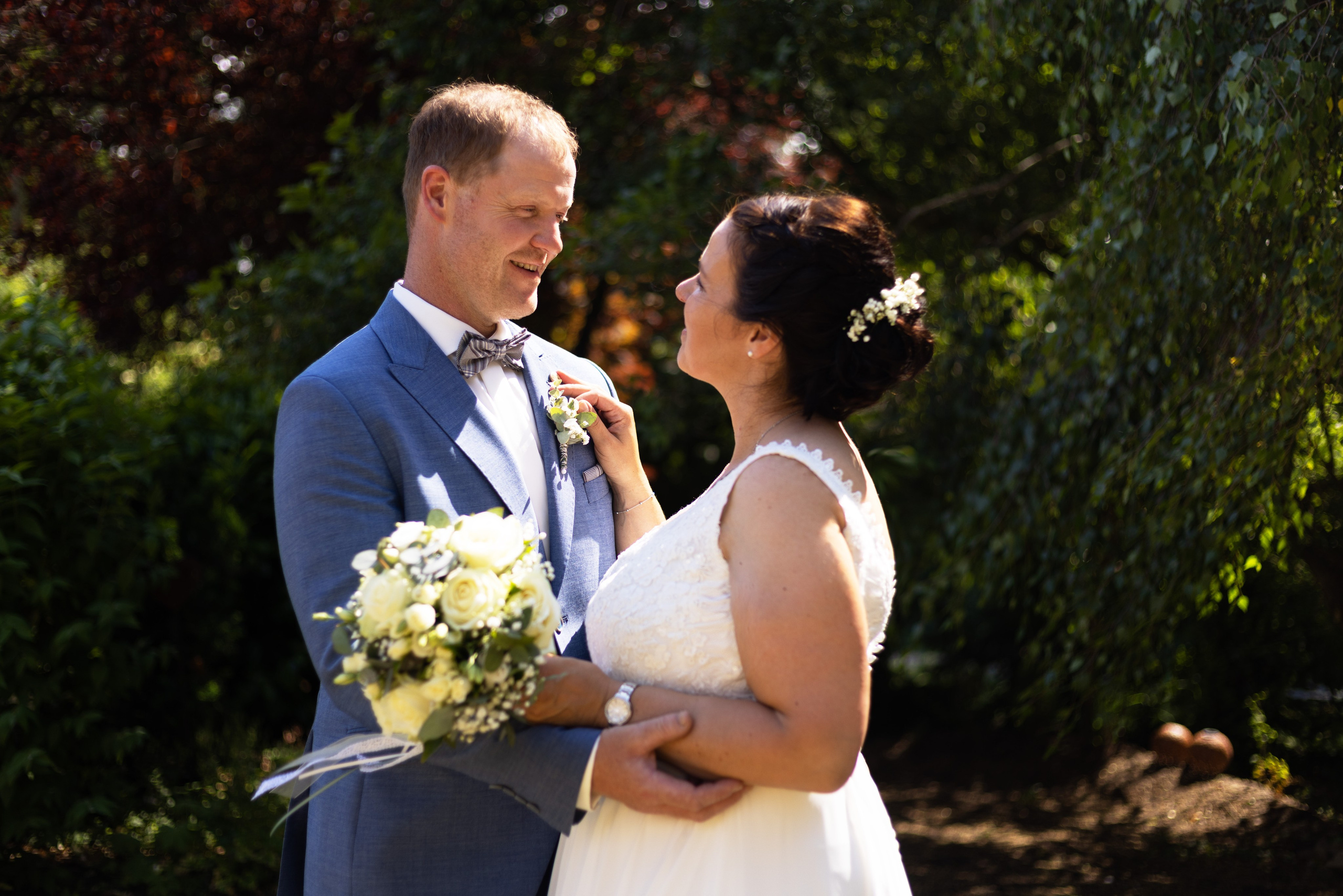 Hochzeitsdetails: Natürliches und entspanntes Fotoshooting im Garten in Bippen.“