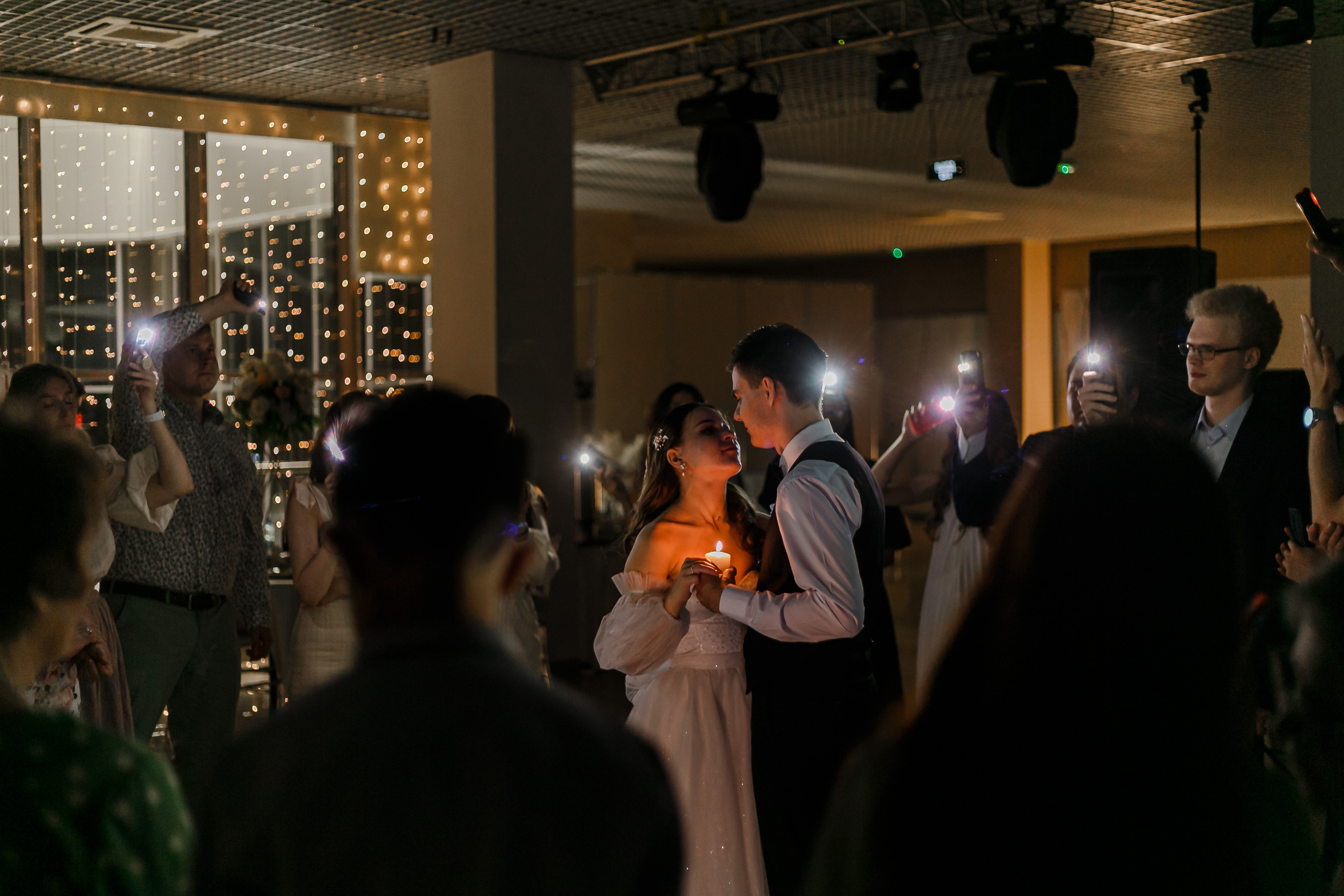 Recién casados ​​sexys en un hotel. Fotógrafo de retrato, familia y reportajes en Valencia | España | Europa Vitalii Lumier