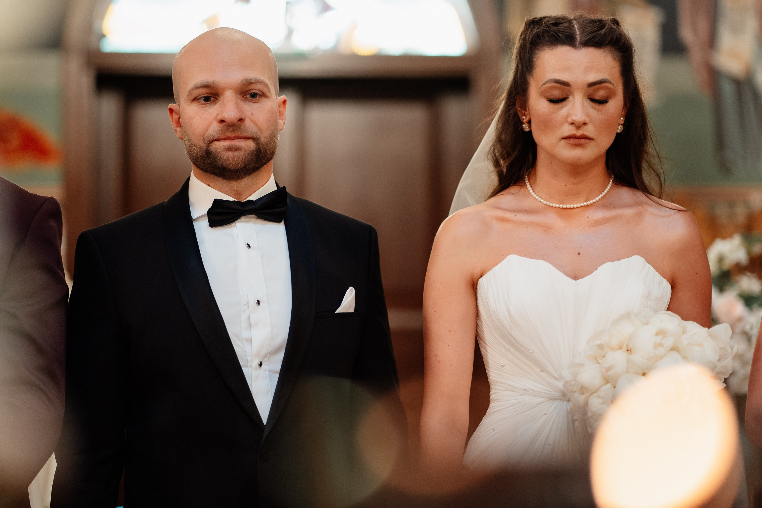 Moment emoționant între miri în ziua nunții, surprins într-un cadru natural și romantic, la Bokka Buftea. Fotografie de nuntă profesională, editată artistic pentru a evidenția emoția și eleganța evenimentului.