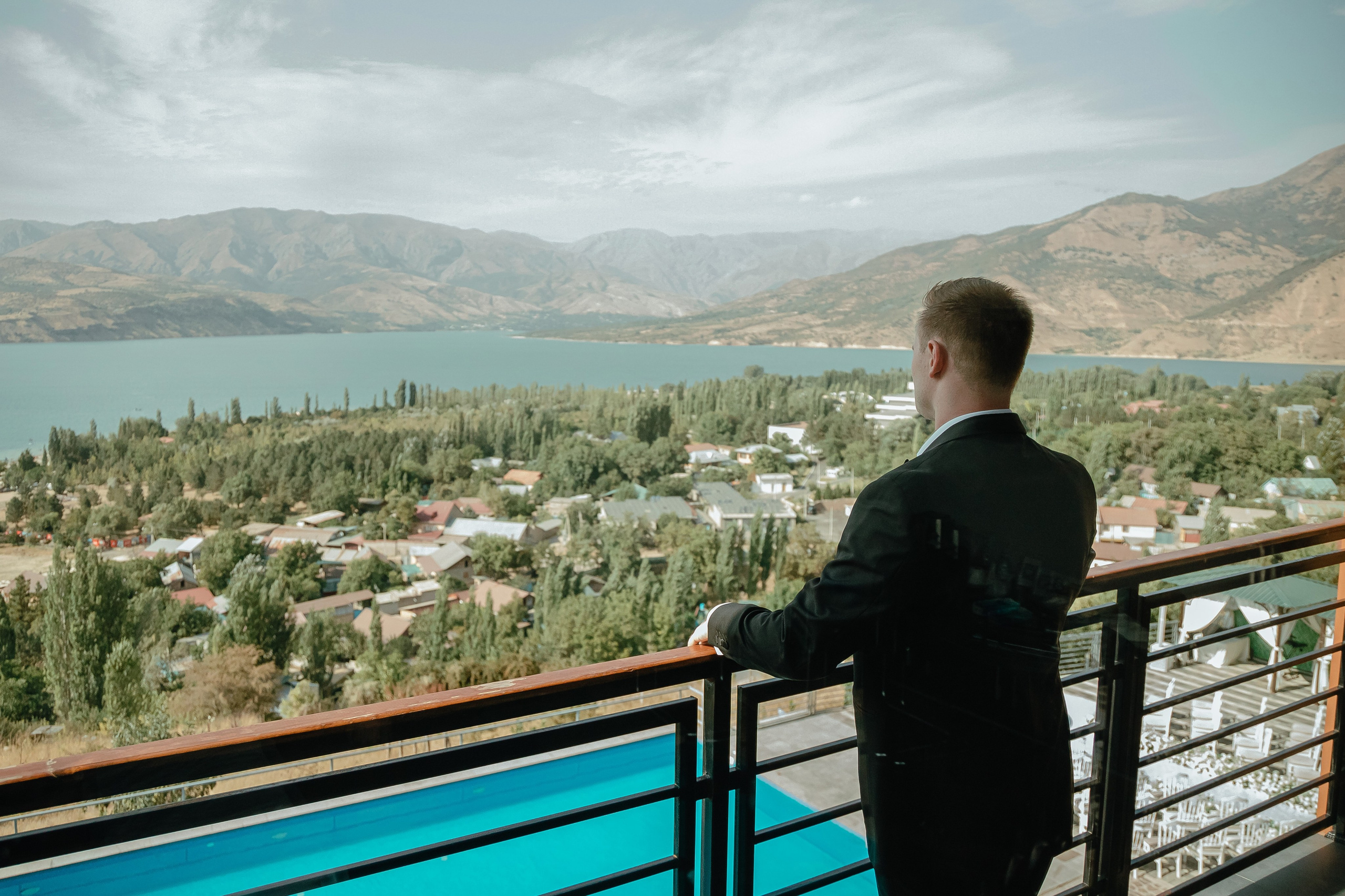 Thomas & Suyumbika. Главная