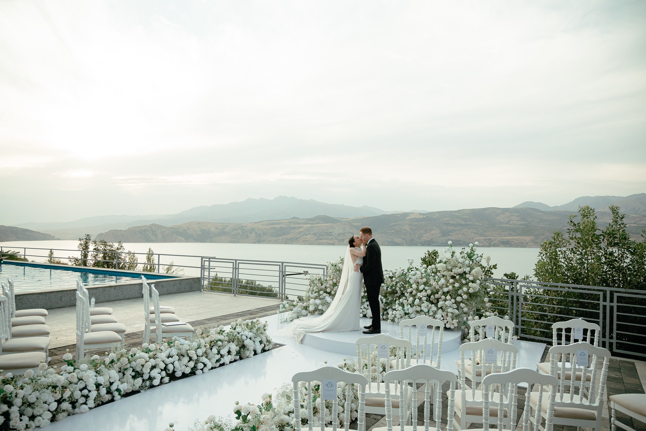 Thomas & Suyumbika. Главная