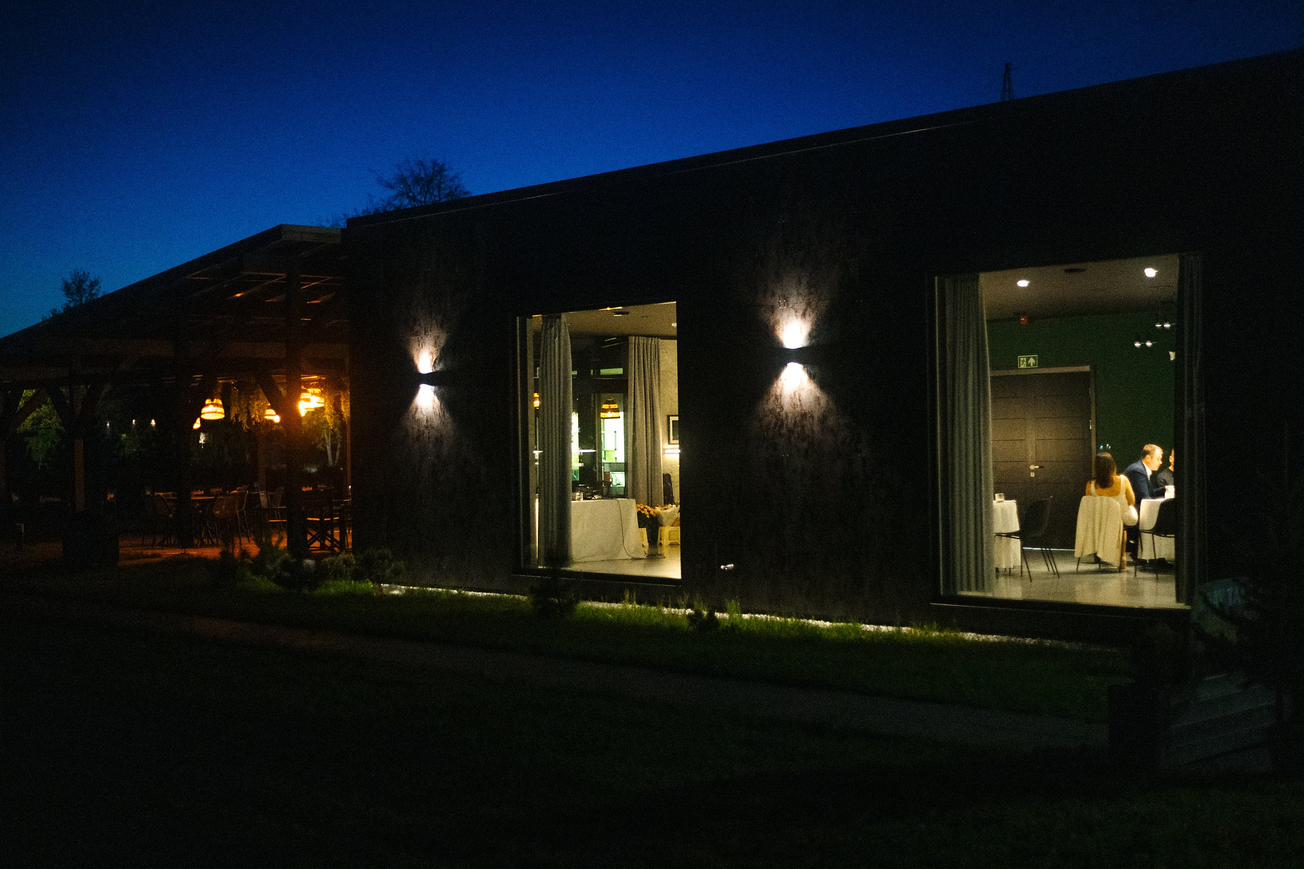 Съёмка дня рождения Яны: вечерние платья, счастье друзей и изысканный интерьер вечеринки. Евгений Тимофеев | Свадебный и контент-фотограф и видеограф в Риге