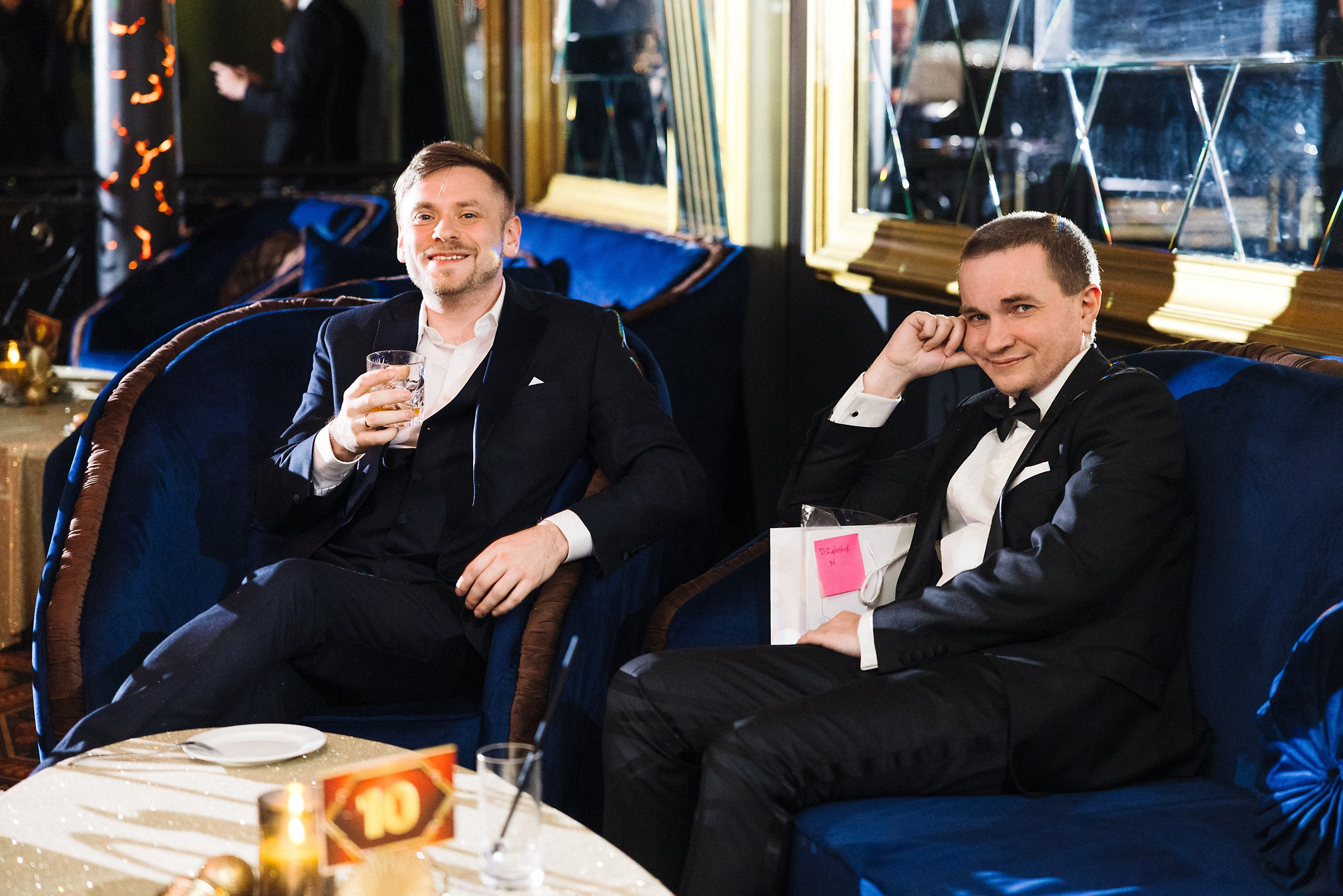 Новогодняя фотосессия в стиле «Оскар» для компаний — свет софитов и звёздные кадры. Евгений Тимофеев | Свадебный и контент-фотограф и видеограф в Риге