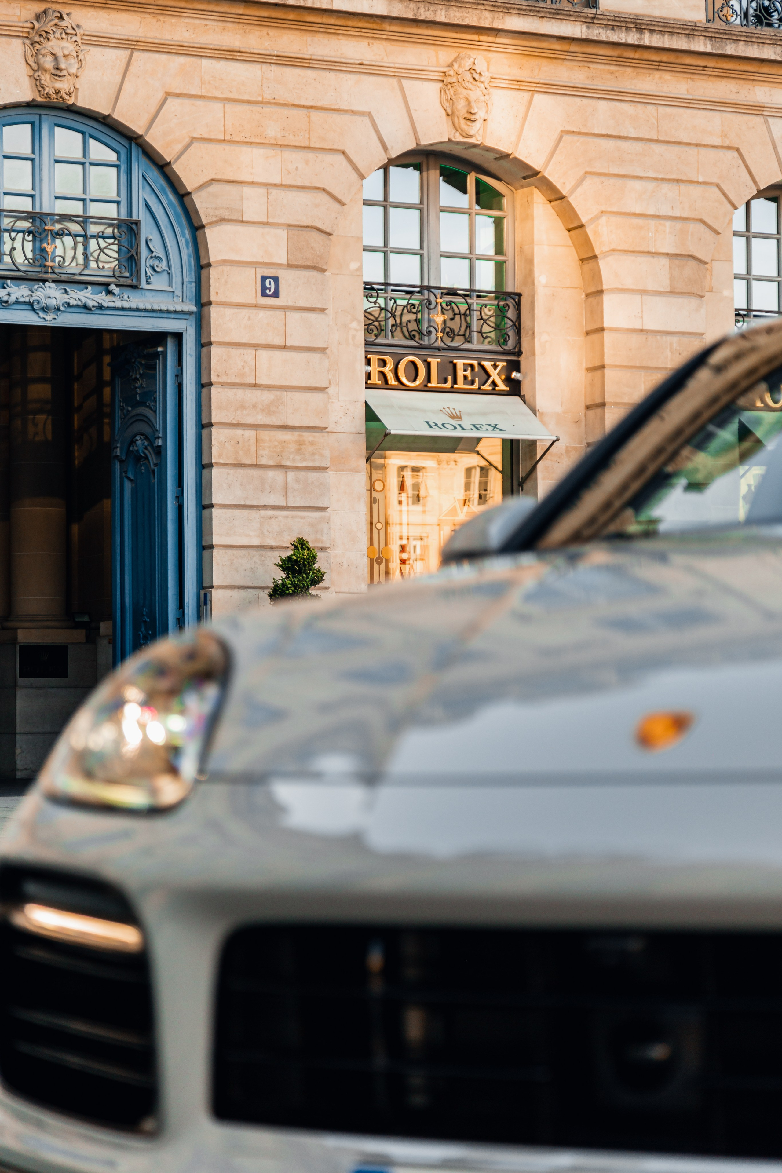 Porsche Cayenne E-Hybrid. Photographer in Paris — Vitalii Motruk