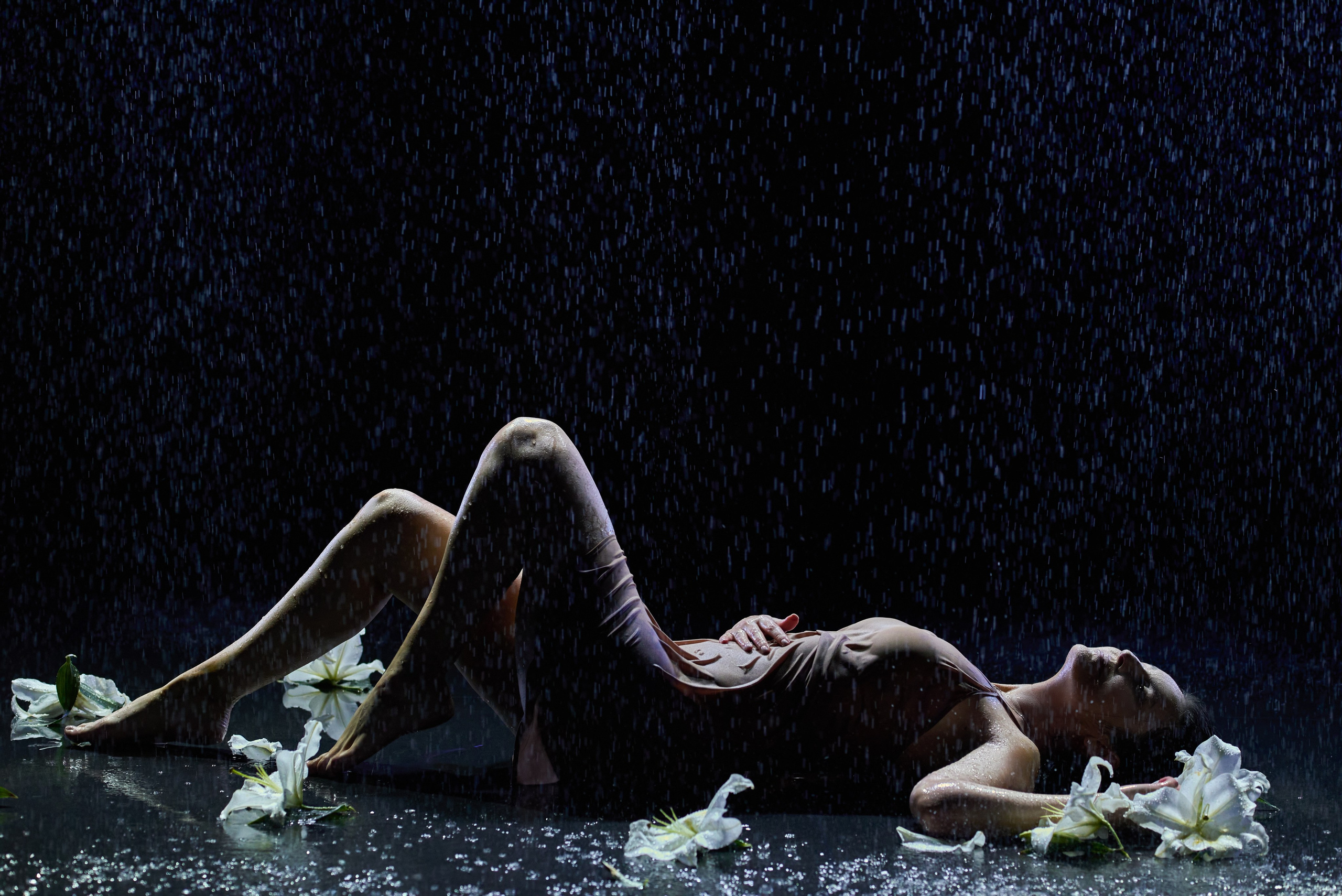 Delikatna sesja zdjęciowa z wodą i kwiatami – magia światła i odbić. Portrait & Fashion Photographer | Сannes, Paris, Monaco, Dubai, Kyiv — - Alisa Postnykova