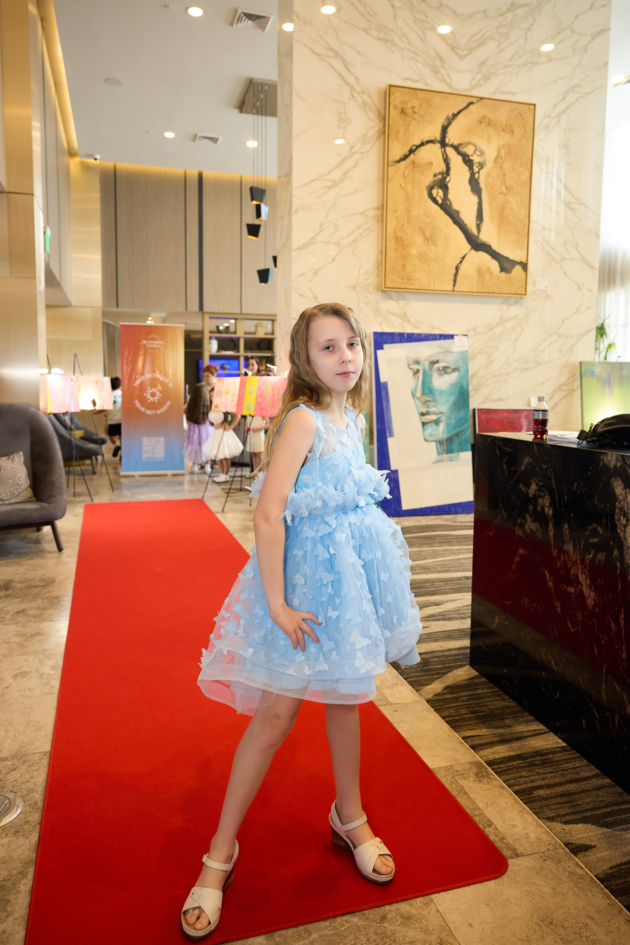 Авторская благотворительная художественная выставка Дианы Бортник. Фотограф Юлия Маковеева