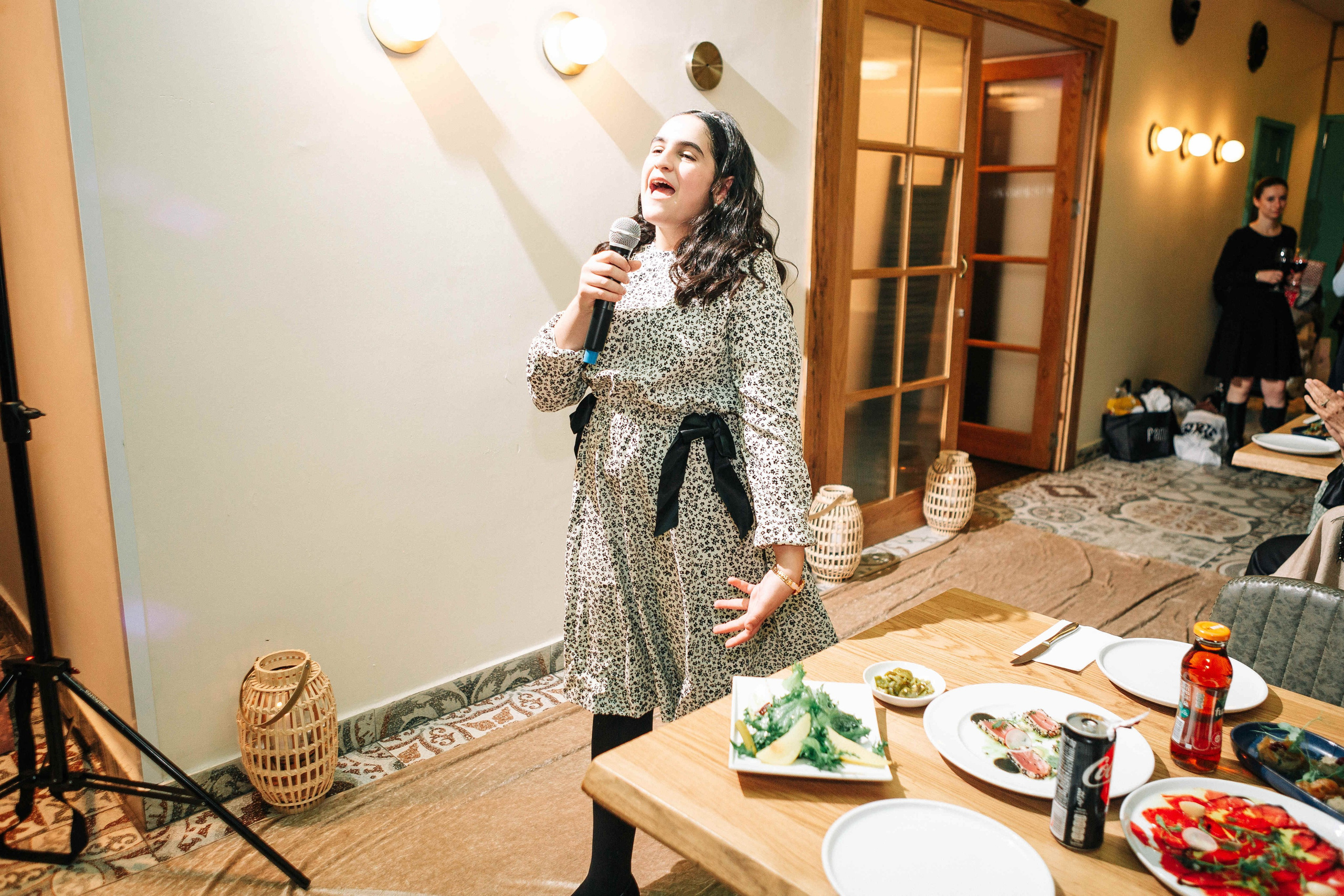 PARTY IN A RESTAURANT WITH THE WHOLE FAMILY. Https://shi-photo.com/