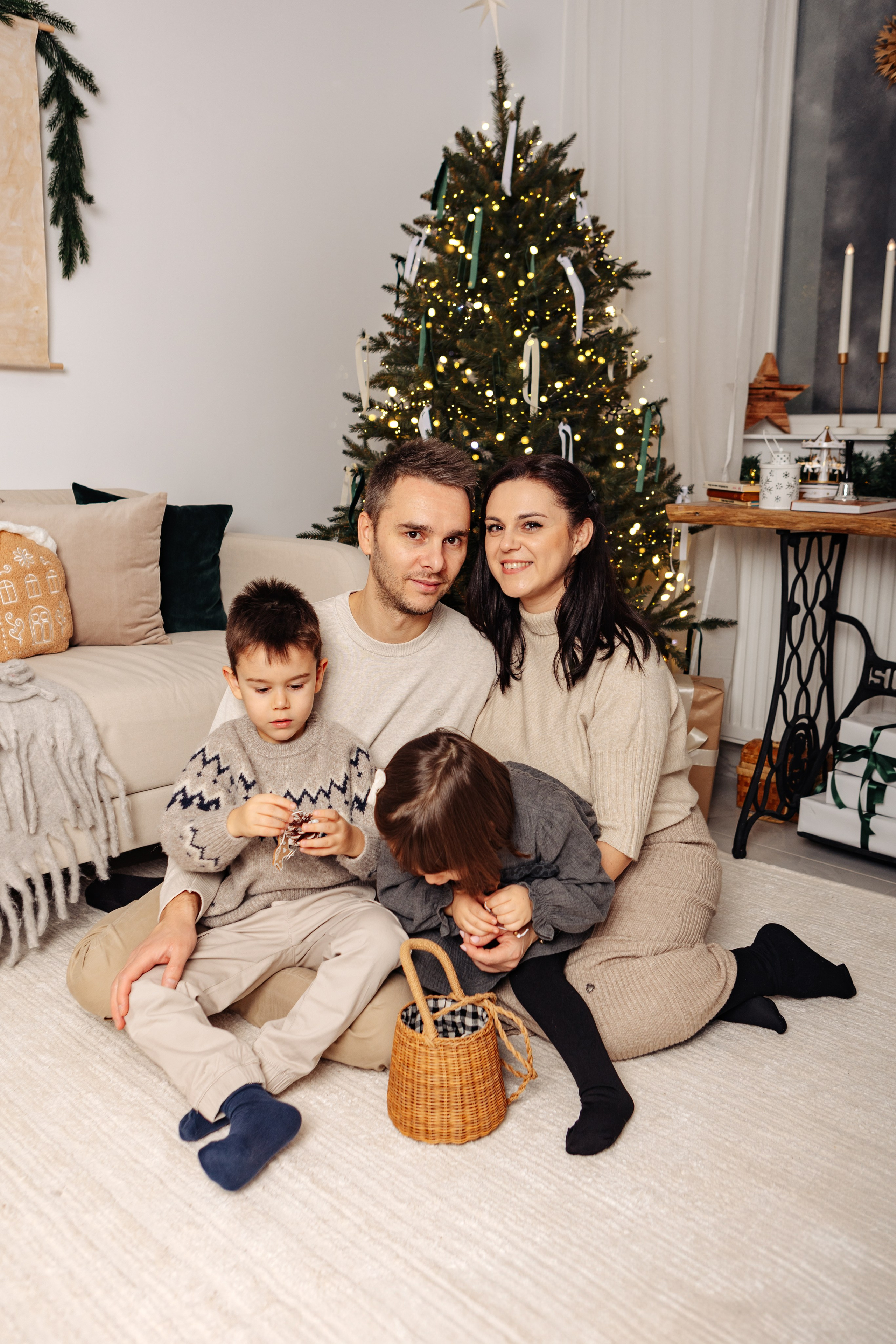 Familia Codreanu. Cristina Andronache fotograf Brașov fotograf de familie fotograf de nunta Brașov