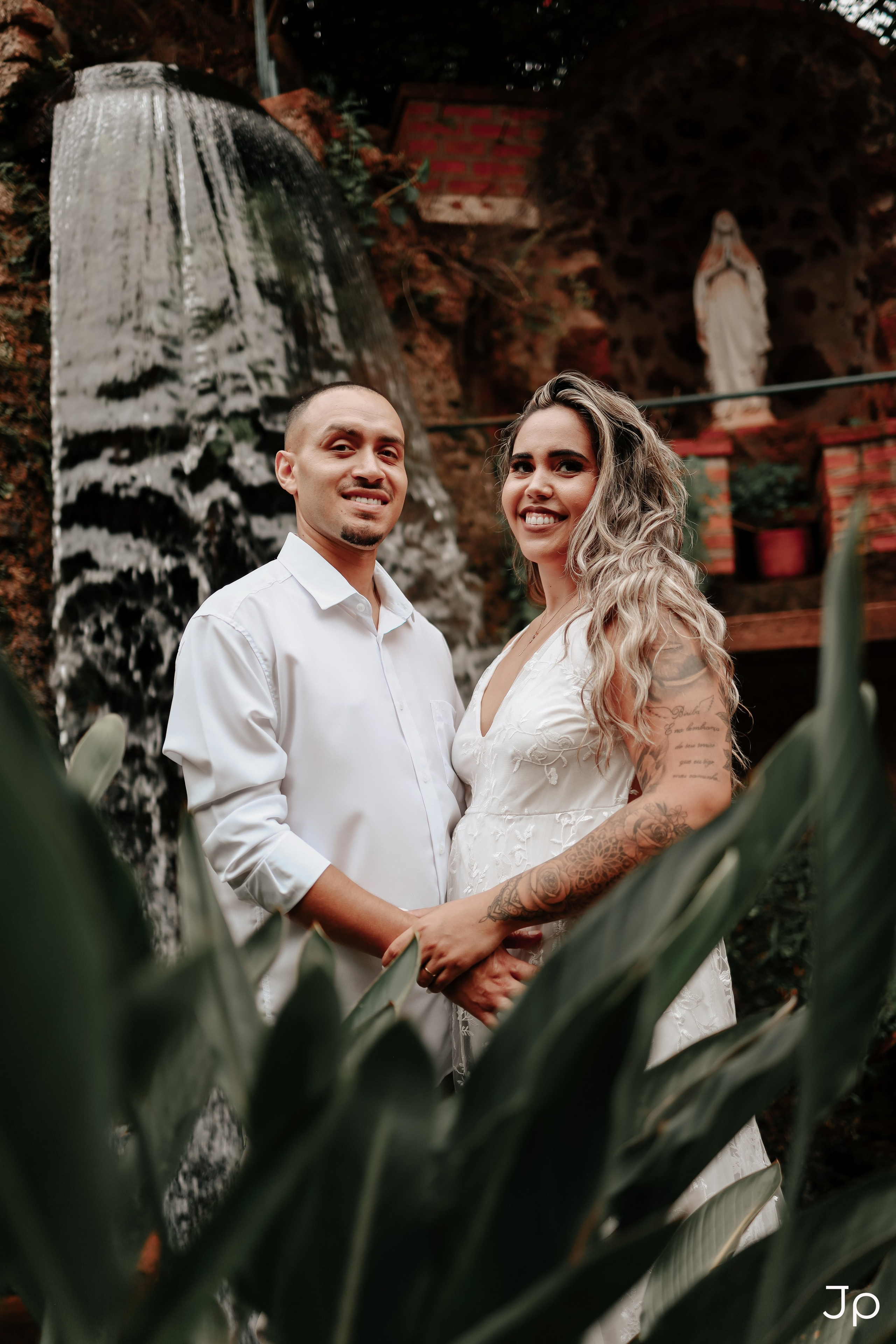 Ensaio fotográfico feito em Brotas, uma cachoeira ao fundo