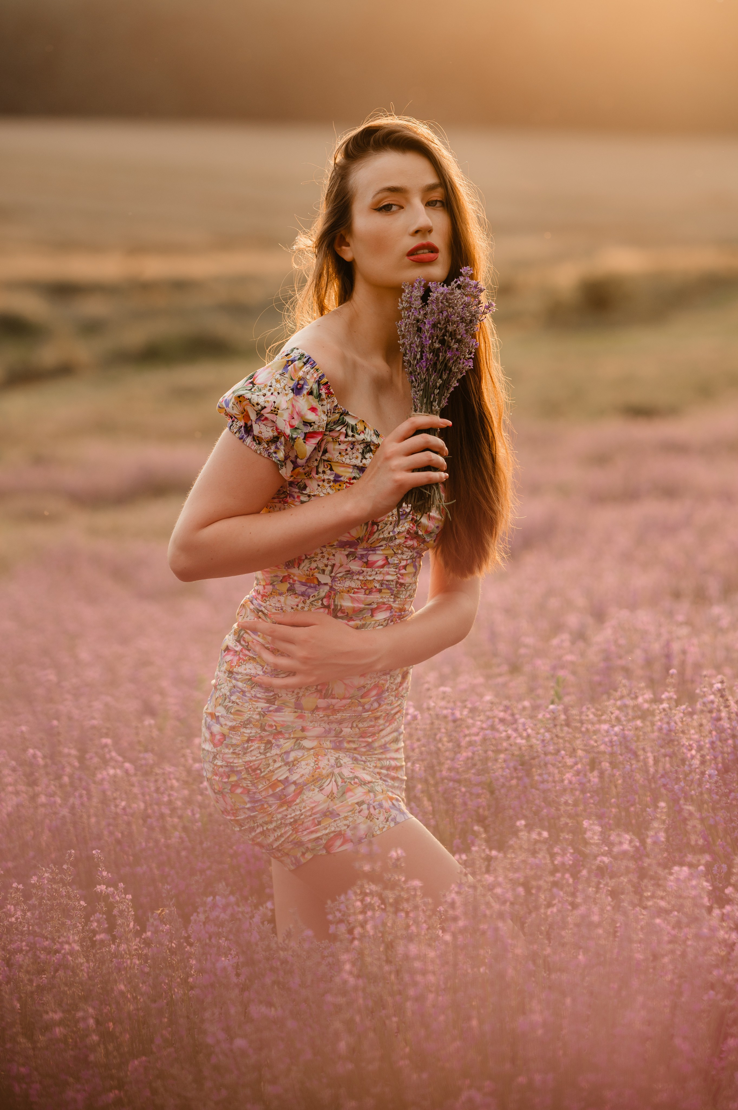 Sedinta foto in lanul de lavanda. Proud Vision Weddings | Wedding Photography & Film — Servicii profesionale Foto Video Nunta Iasi