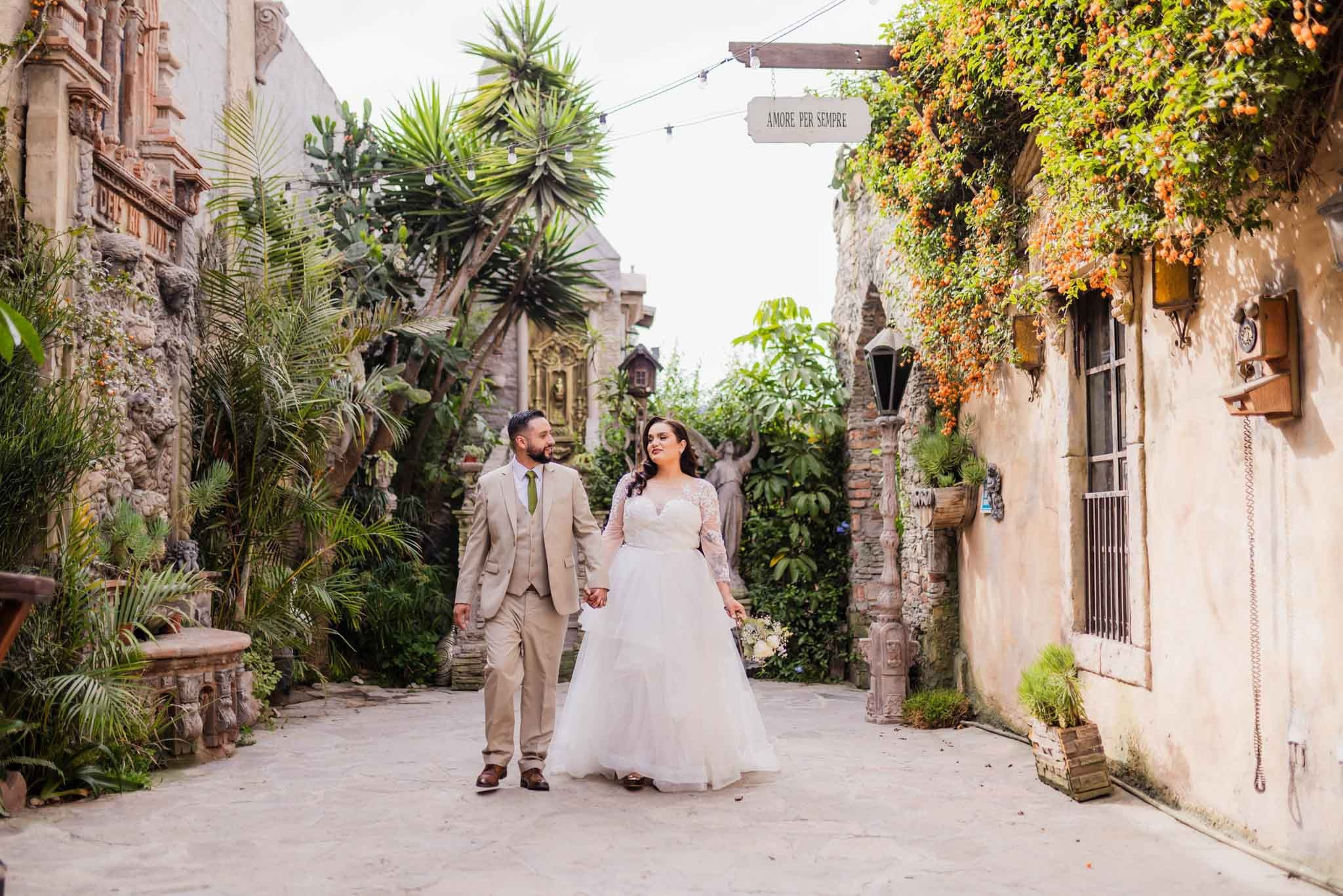 Sesión de fotos de boda en Jardín Casa Baga Rosarito, novios caminando en locación estilo europeo, fotógrafo de bodas en Tijuana Baja California, fotografía profesional de bodas destino México