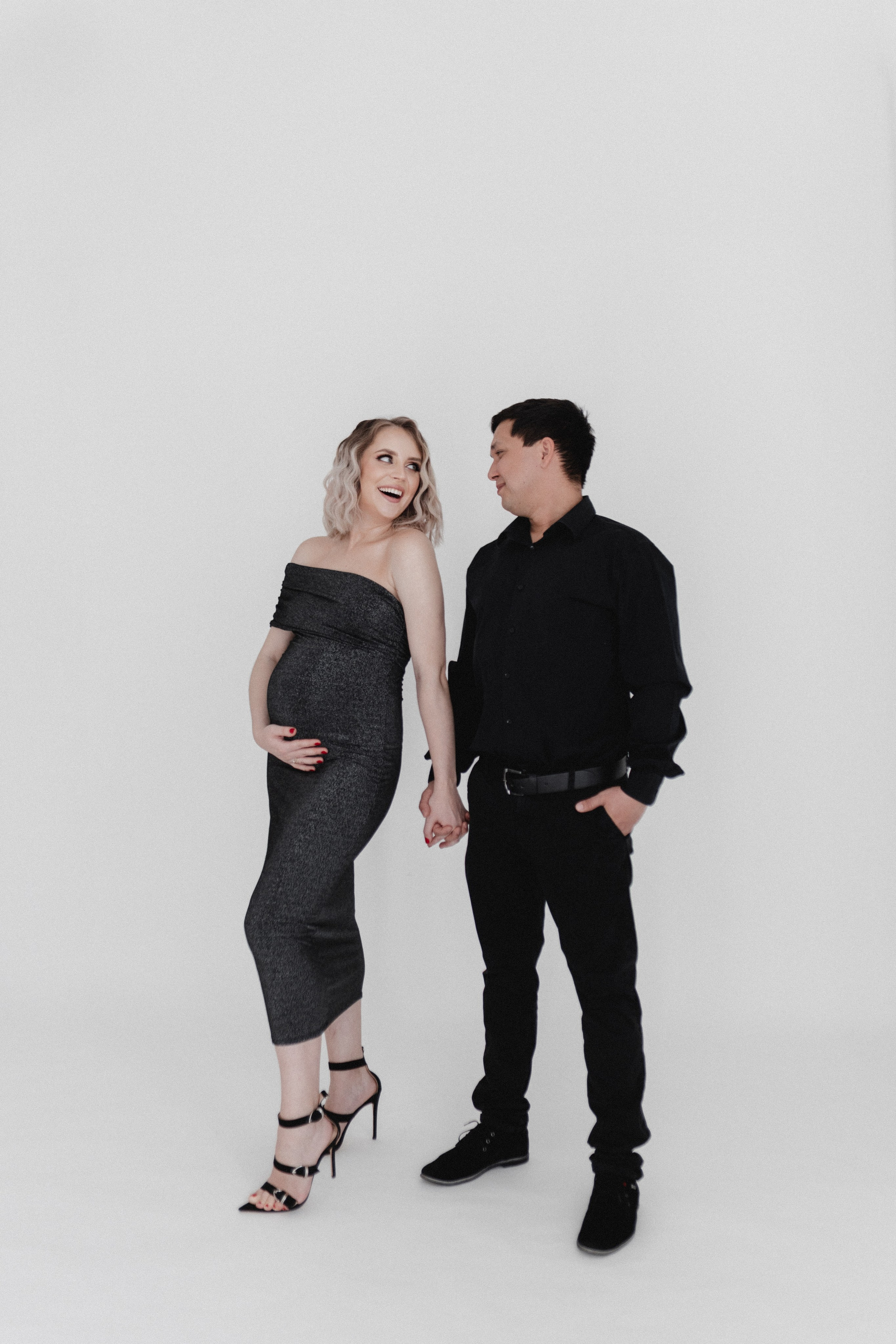 Babybauch Shooting im Fotostudio | Schwangerschaftsfotos in Bochum. Hochzeitsfotografin Bochum | Halyna Reiche Fotografie NRW