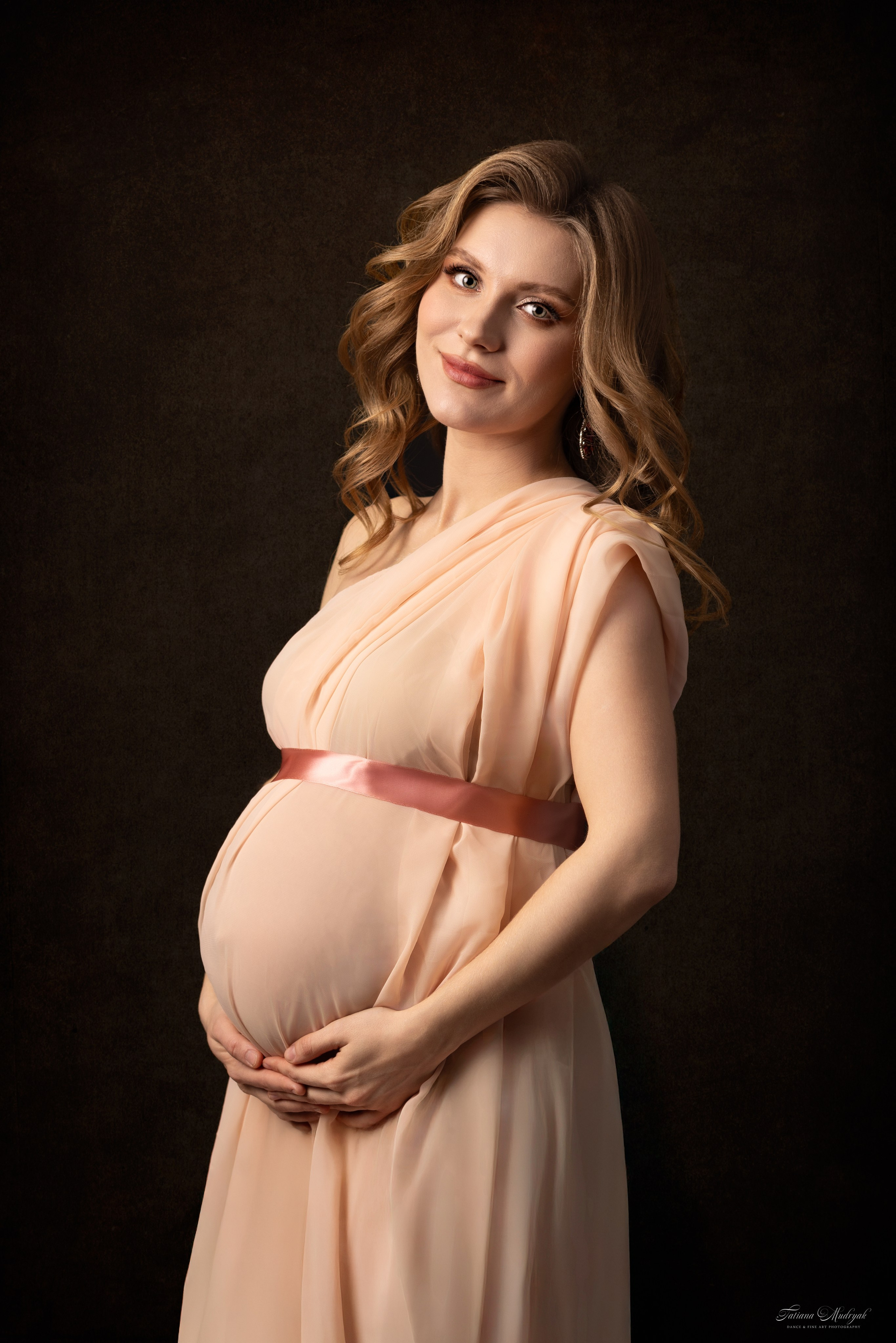 Maternity Wardrobe — Dresses Included for Your Session. Family & Maternity Photographer in Dresden Tatiana Mudryak