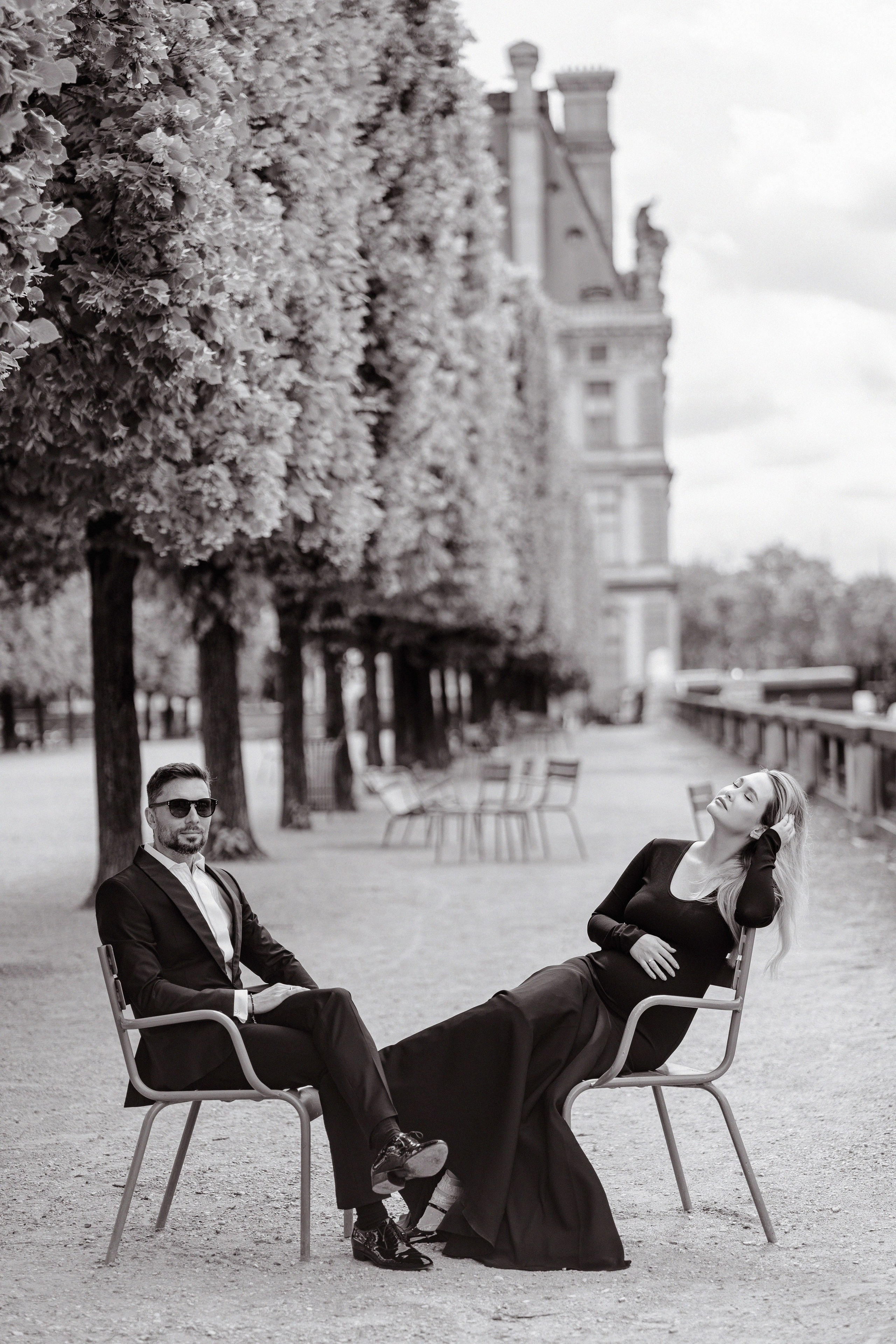 пара в ожидании малыша в саду Тюильри