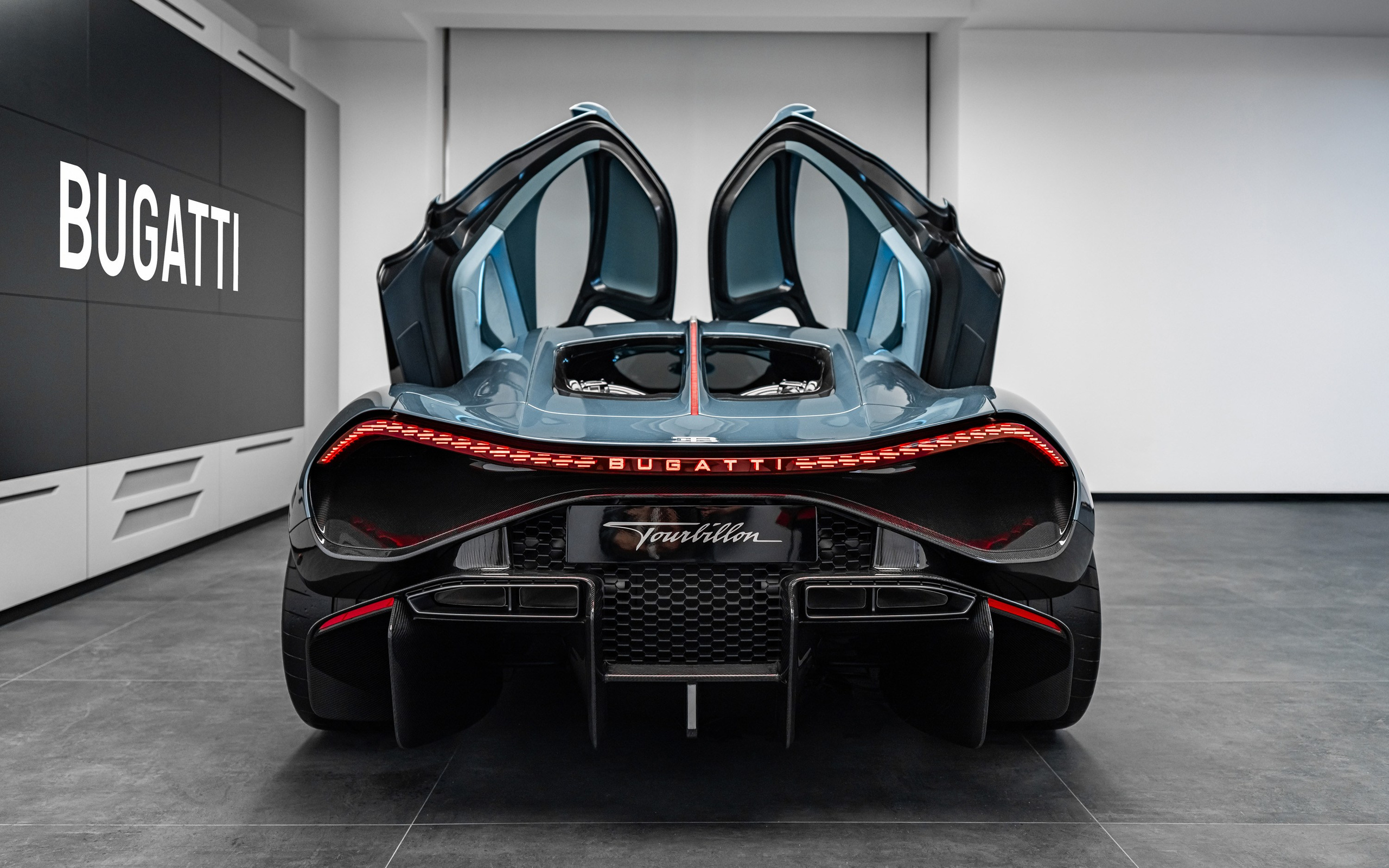 BUGATTI. WORLDWIDE COMMERCIAL AUTOMOTIVE PHOTOGRAPHER