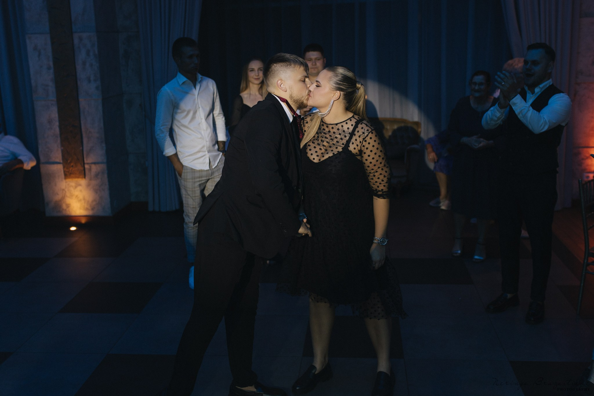 Vestuvinė fotosesija Kaune, Vienybės aikštėje, prie Lietuvos banko