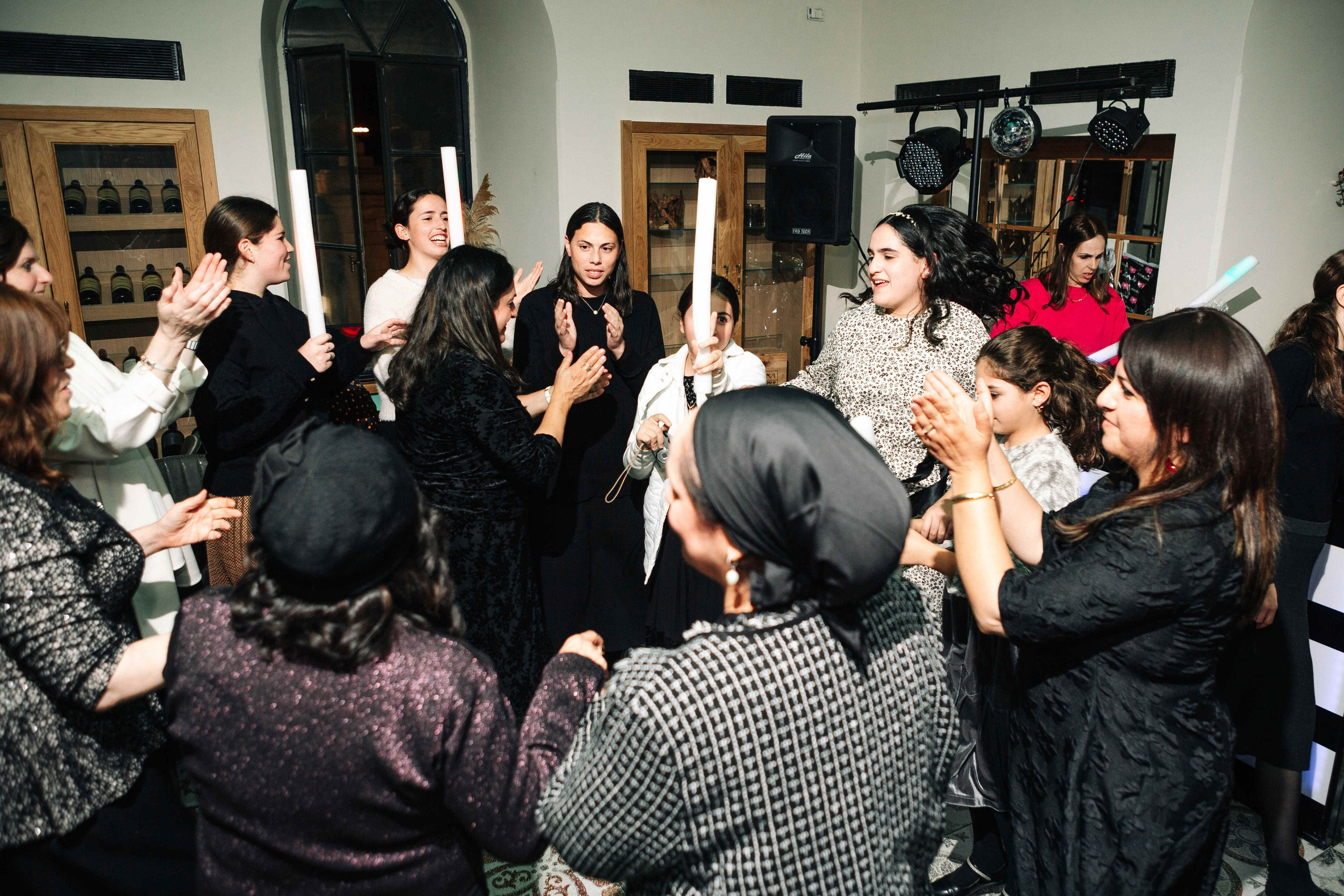 PARTY IN A RESTAURANT WITH THE WHOLE FAMILY. Https://shi-photo.com/