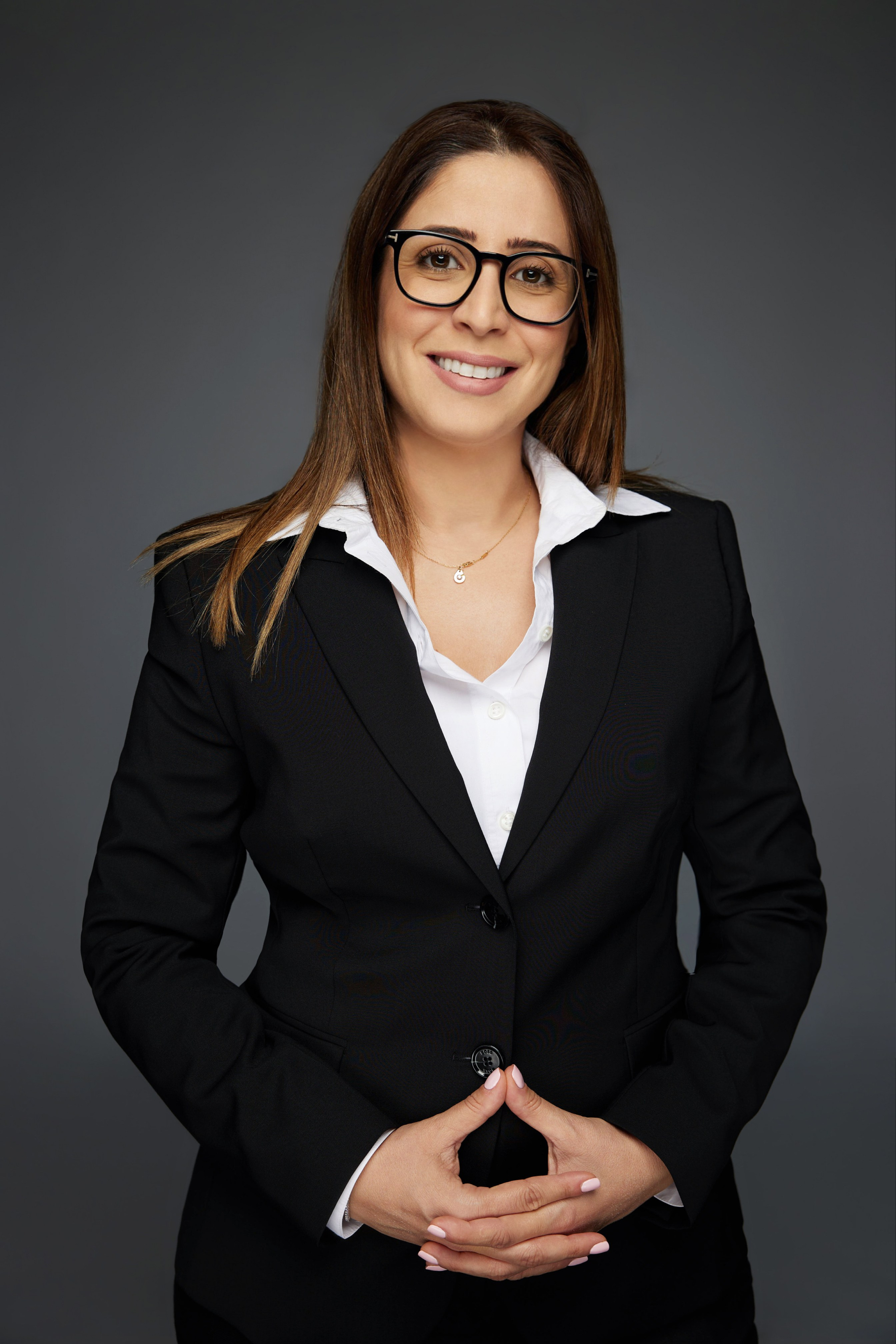 Business portrait. Female Photographer in Dubai