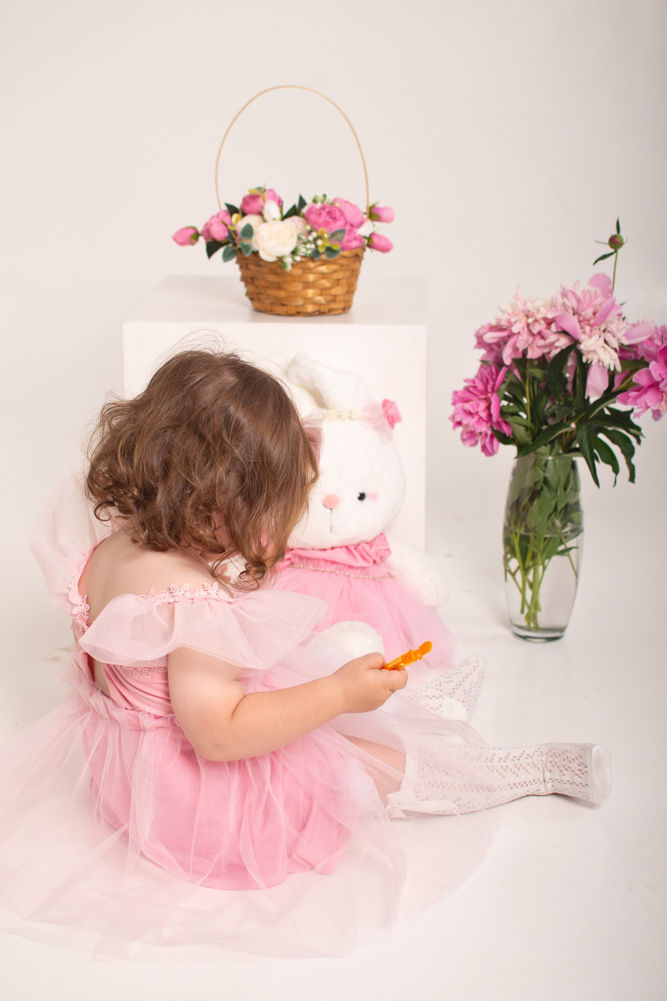 Фотосессия с пионами. Фотограф новорожденных в Темиртау и Караганде Любовь Жукова newborn