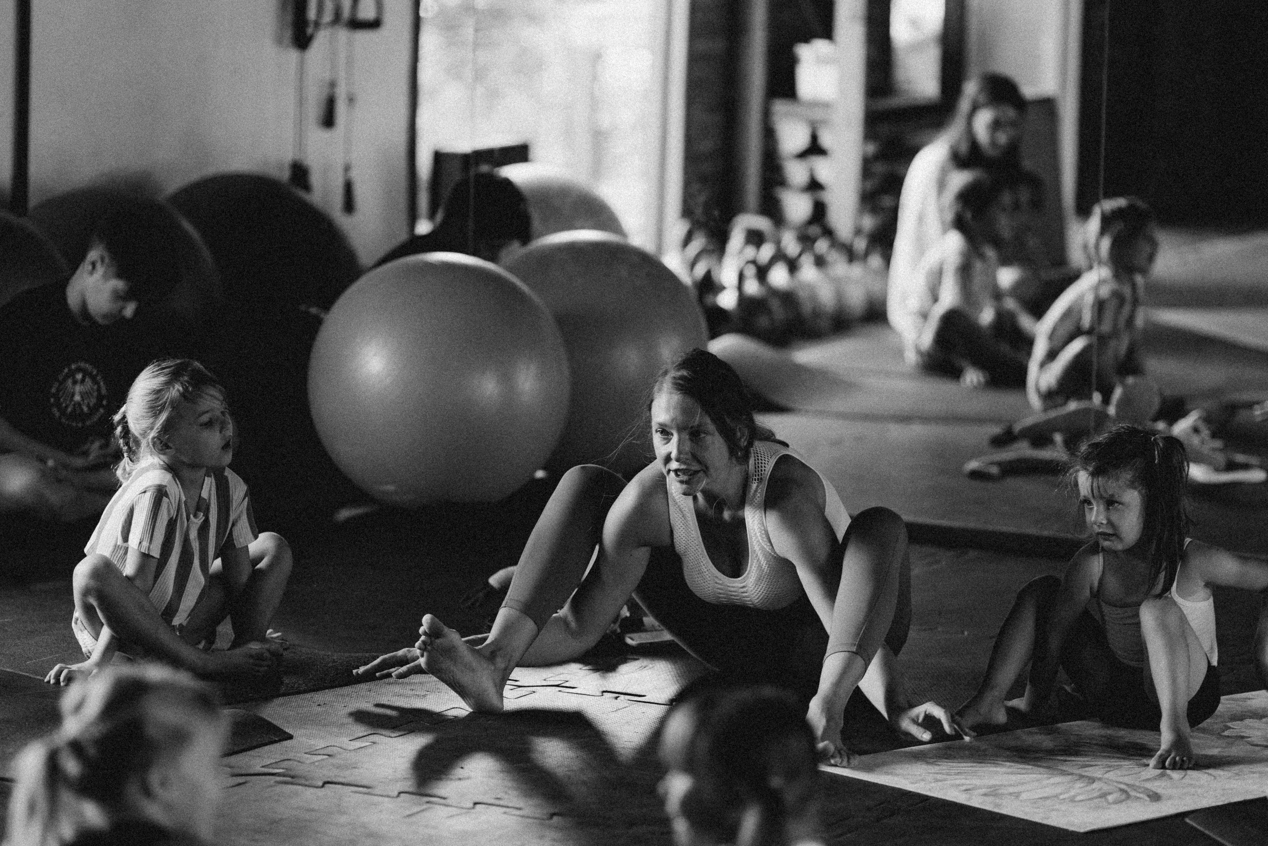 Yoga Kids. Fotografa documental de familia e nascimento em Florianópolis SC Daria Ermolaev