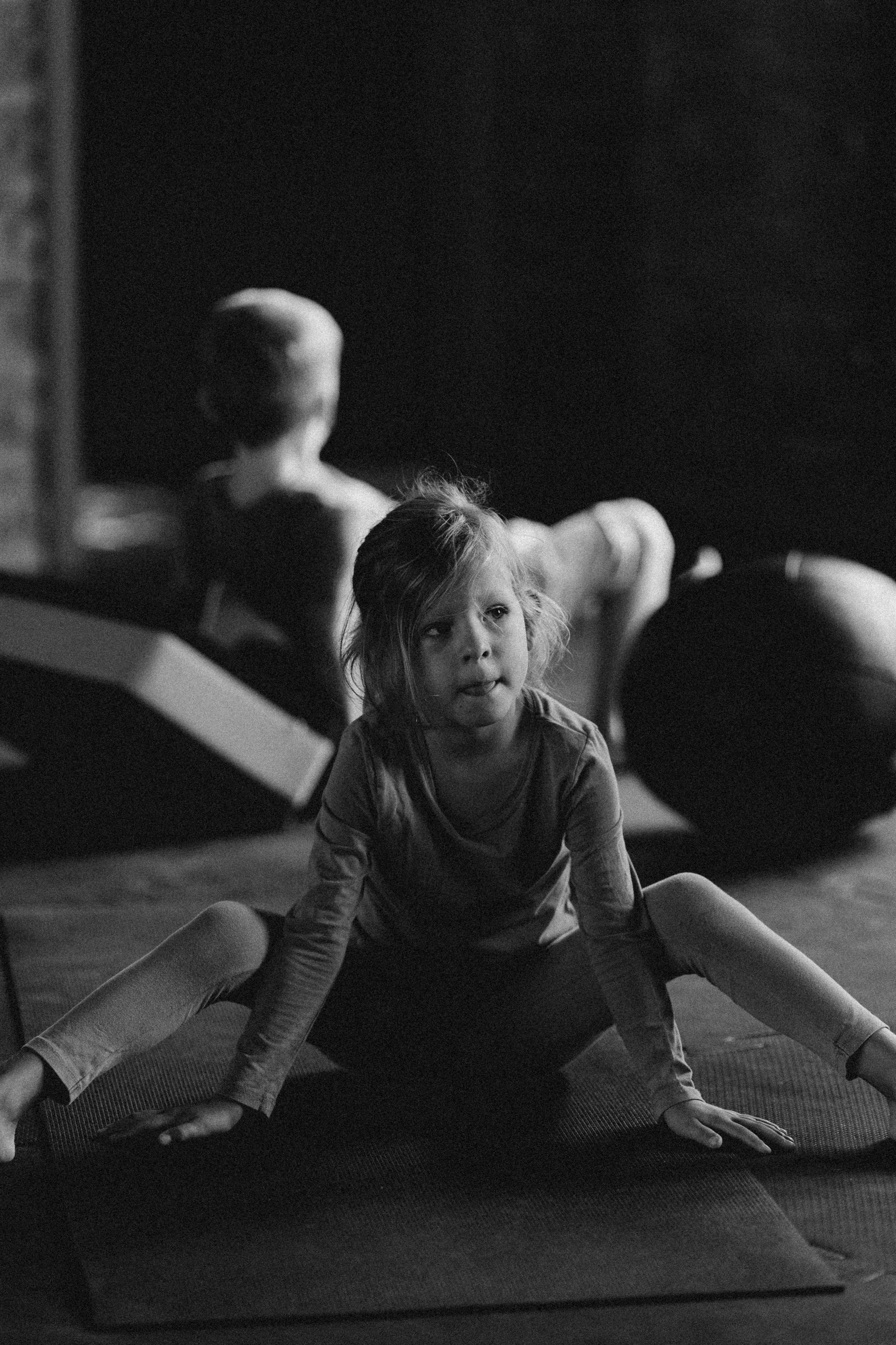 Yoga Kids. Fotografa documental de familia e nascimento em Florianópolis SC Daria Ermolaev