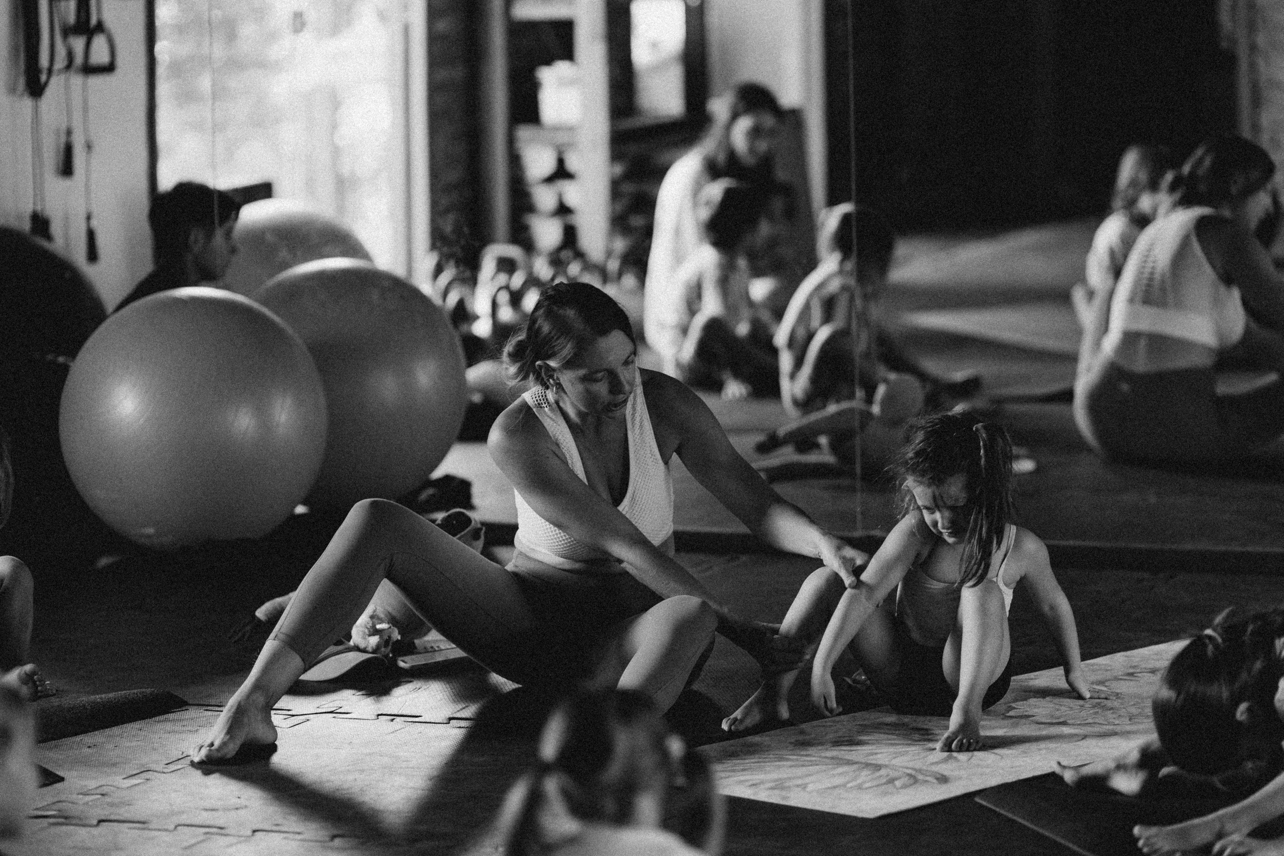 Yoga Kids. Fotografa documental de familia e nascimento em Florianópolis SC Daria Ermolaev