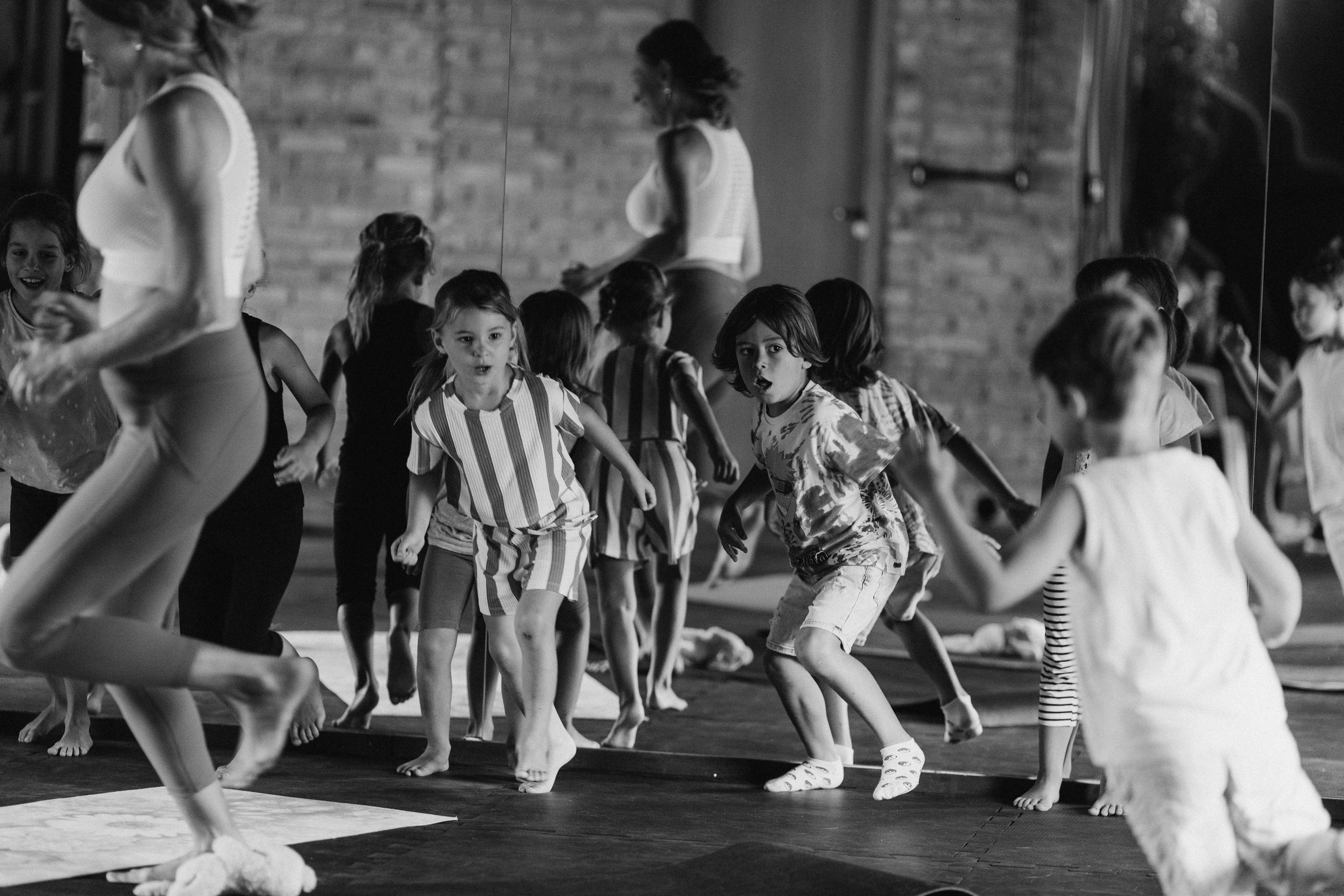 Yoga Kids. Fotografa documental de familia e nascimento em Florianópolis SC Daria Ermolaev