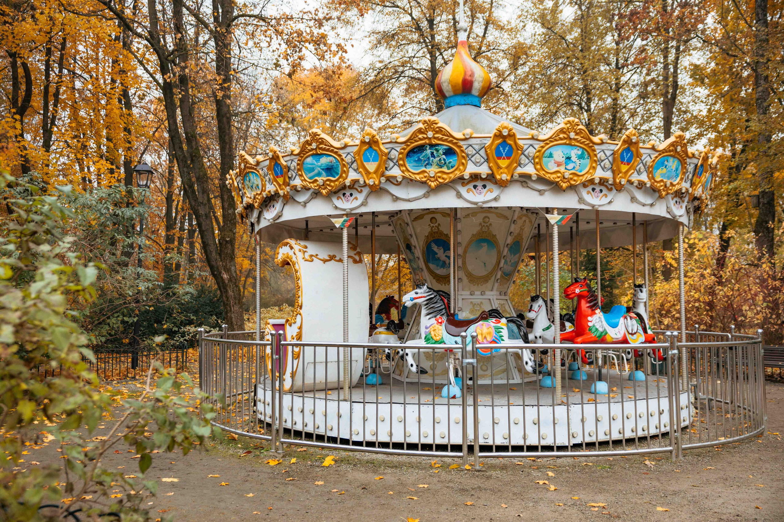 Best Autumn Photoshoot Locations in Vilnius: Top Spots to Capture the Fall Colors. Framed by Evelina | Destination Wedding Photographer from Lithuania | Europe