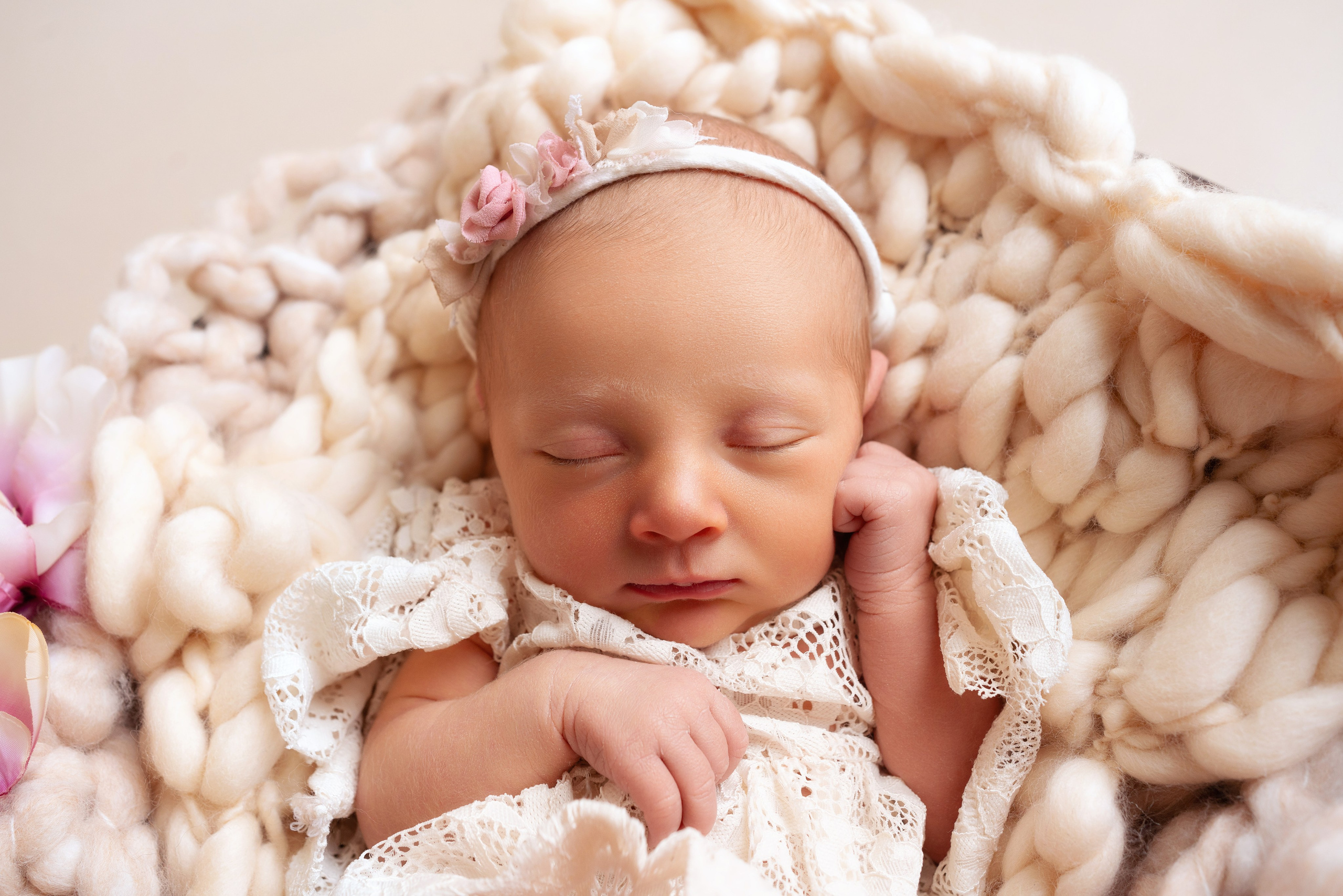 Liebevoll inszeniert: Kleines Mädchen in einer Welt pastellfarbener Träume